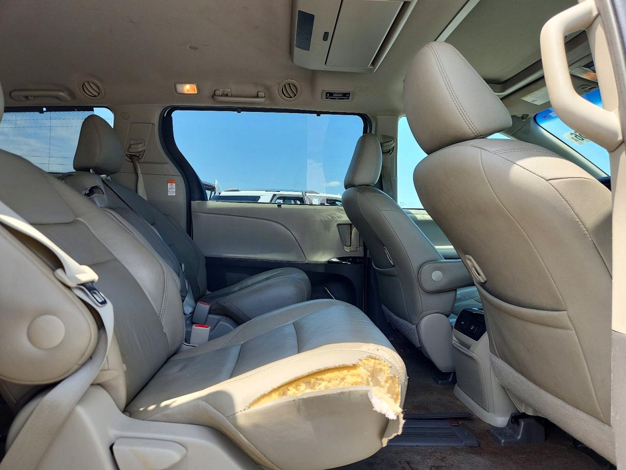 2015 Toyota Sienna Xle Premium 8-passenger White vin: 5TDYK3DC2FS639697
