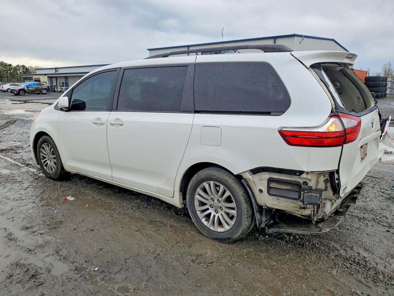 2015 Toyota Sienna Xle 8-passenger White vin: 5TDYK3DC2FS642941