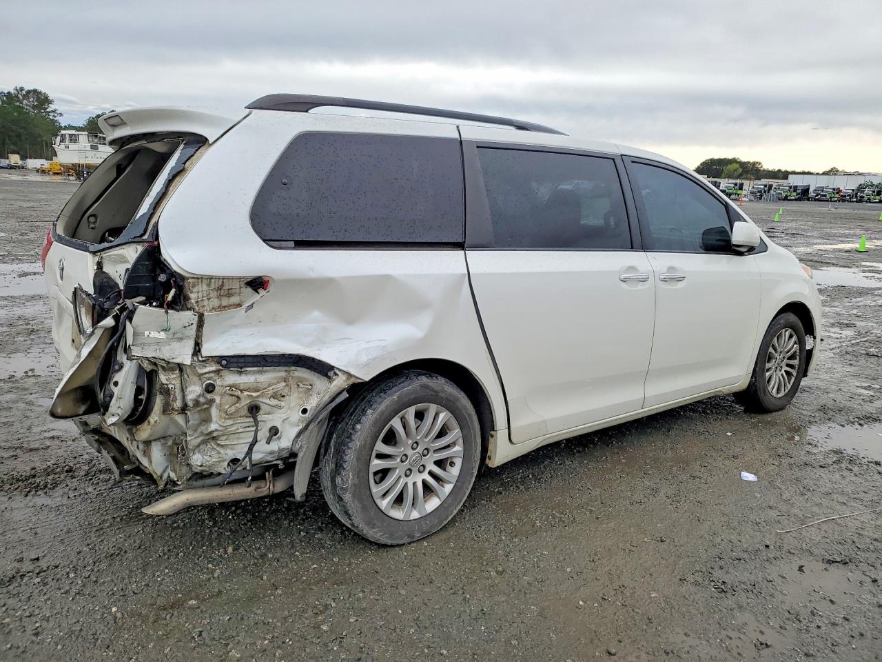 2015 Toyota Sienna Xle 8-passenger White vin: 5TDYK3DC2FS642941