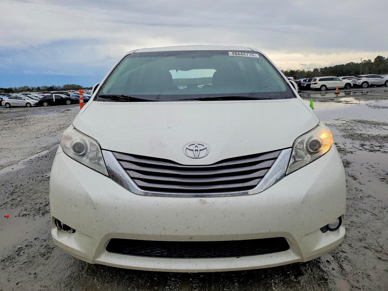 2015 Toyota Sienna Xle 8-passenger White vin: 5TDYK3DC2FS642941