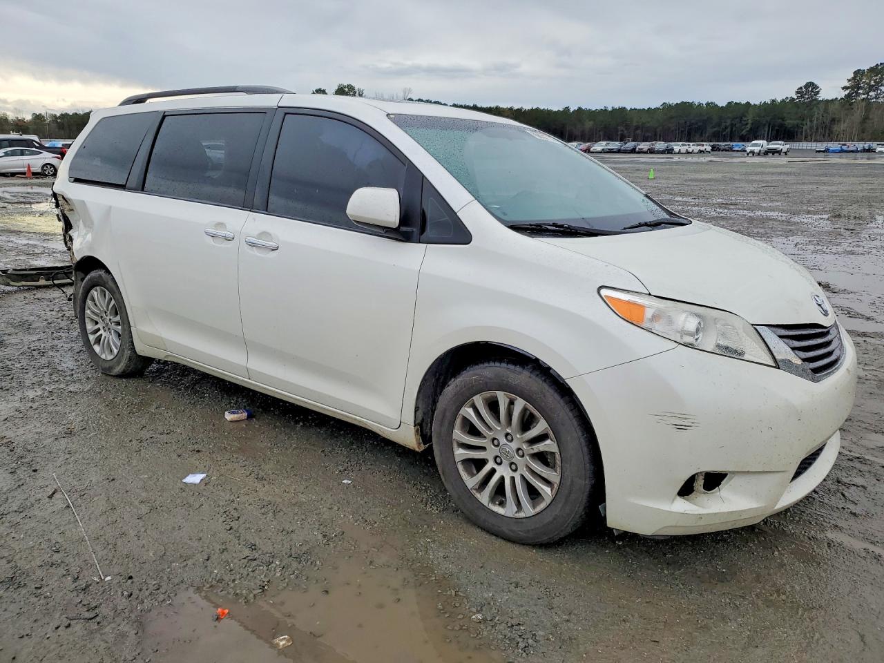 2015 Toyota Sienna Xle 8-passenger White vin: 5TDYK3DC2FS642941