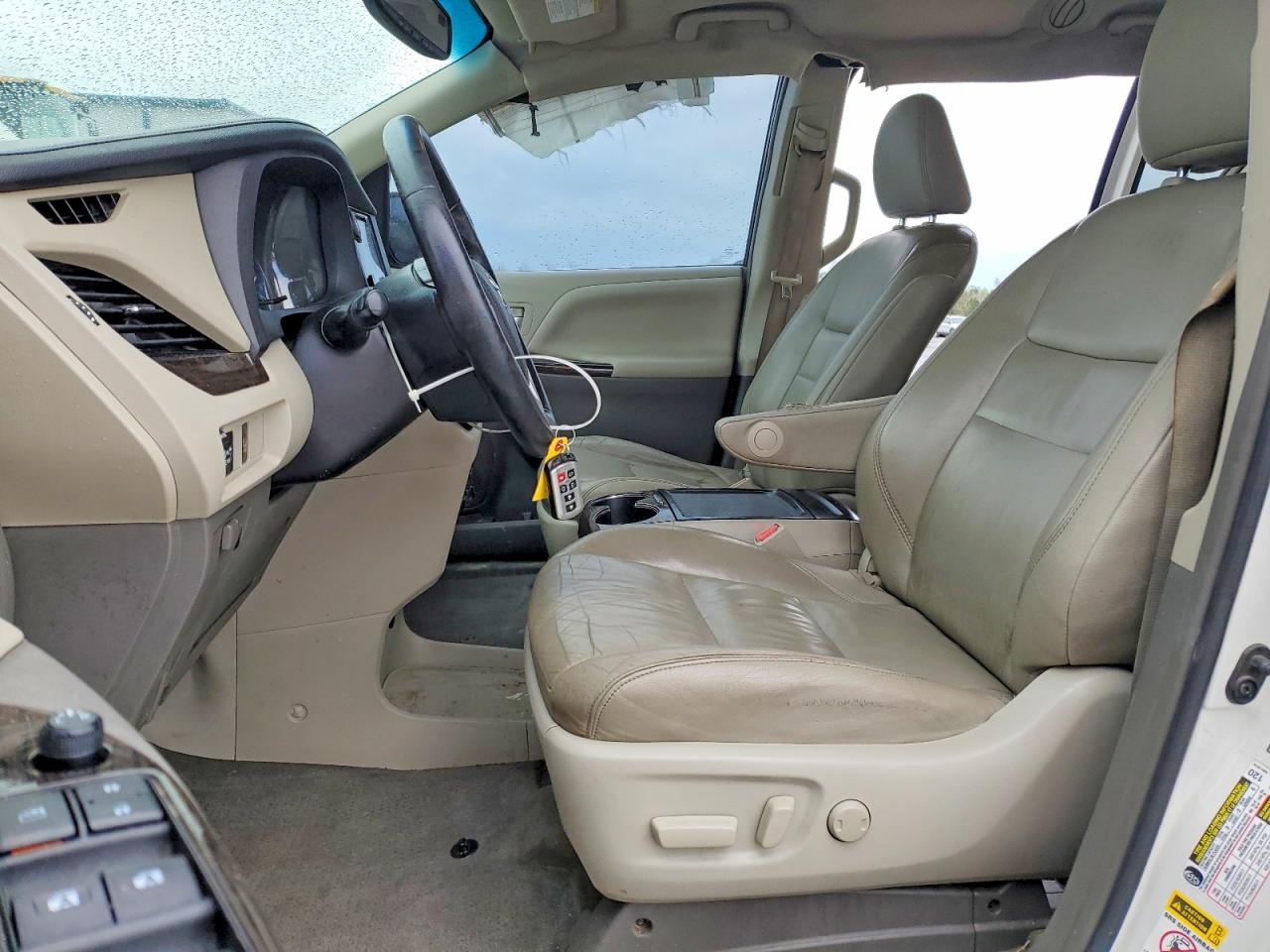 2015 Toyota Sienna Xle 8-passenger White vin: 5TDYK3DC2FS642941