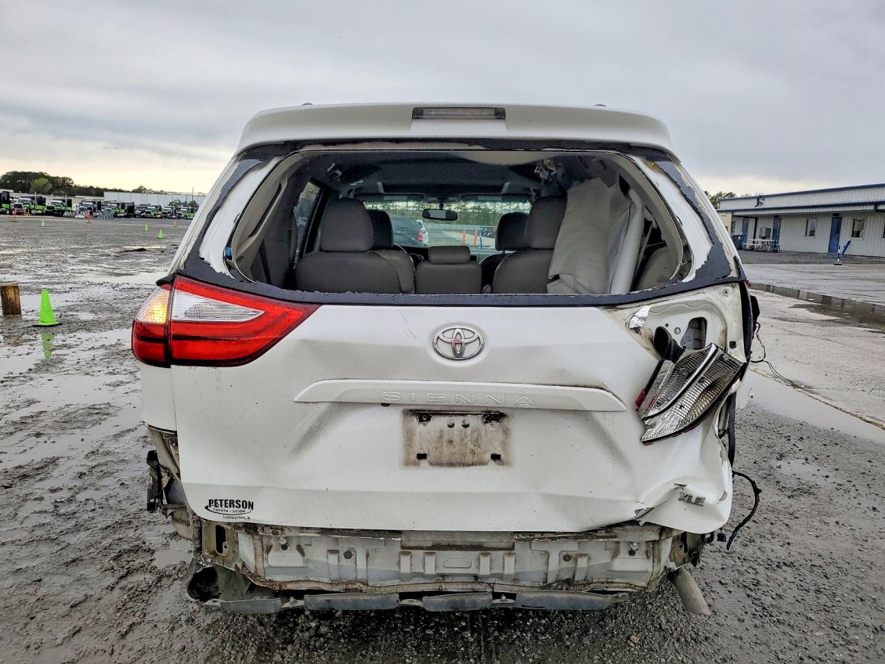 2015 Toyota Sienna Xle 8-passenger White vin: 5TDYK3DC2FS642941