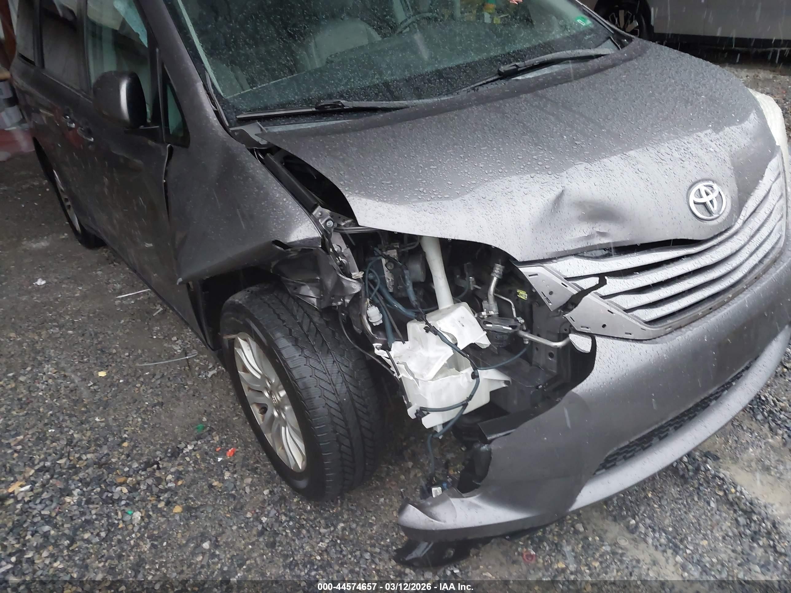 2015 Toyota Sienna Xle 8 Passenger Gray vin: 5TDYK3DC2FS645905