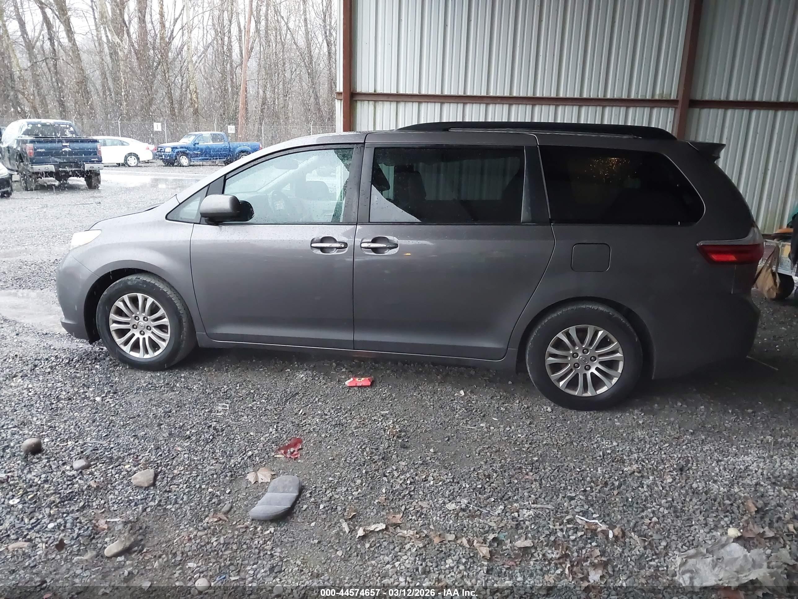2015 Toyota Sienna Xle 8 Passenger Gray vin: 5TDYK3DC2FS645905