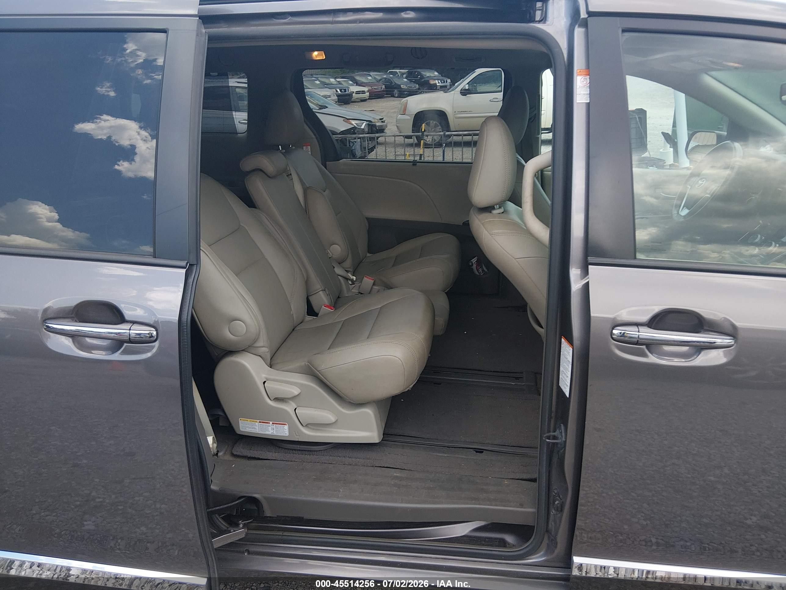 2015 Toyota Sienna Xle 8 Passenger Gray vin: 5TDYK3DC2FS647377
