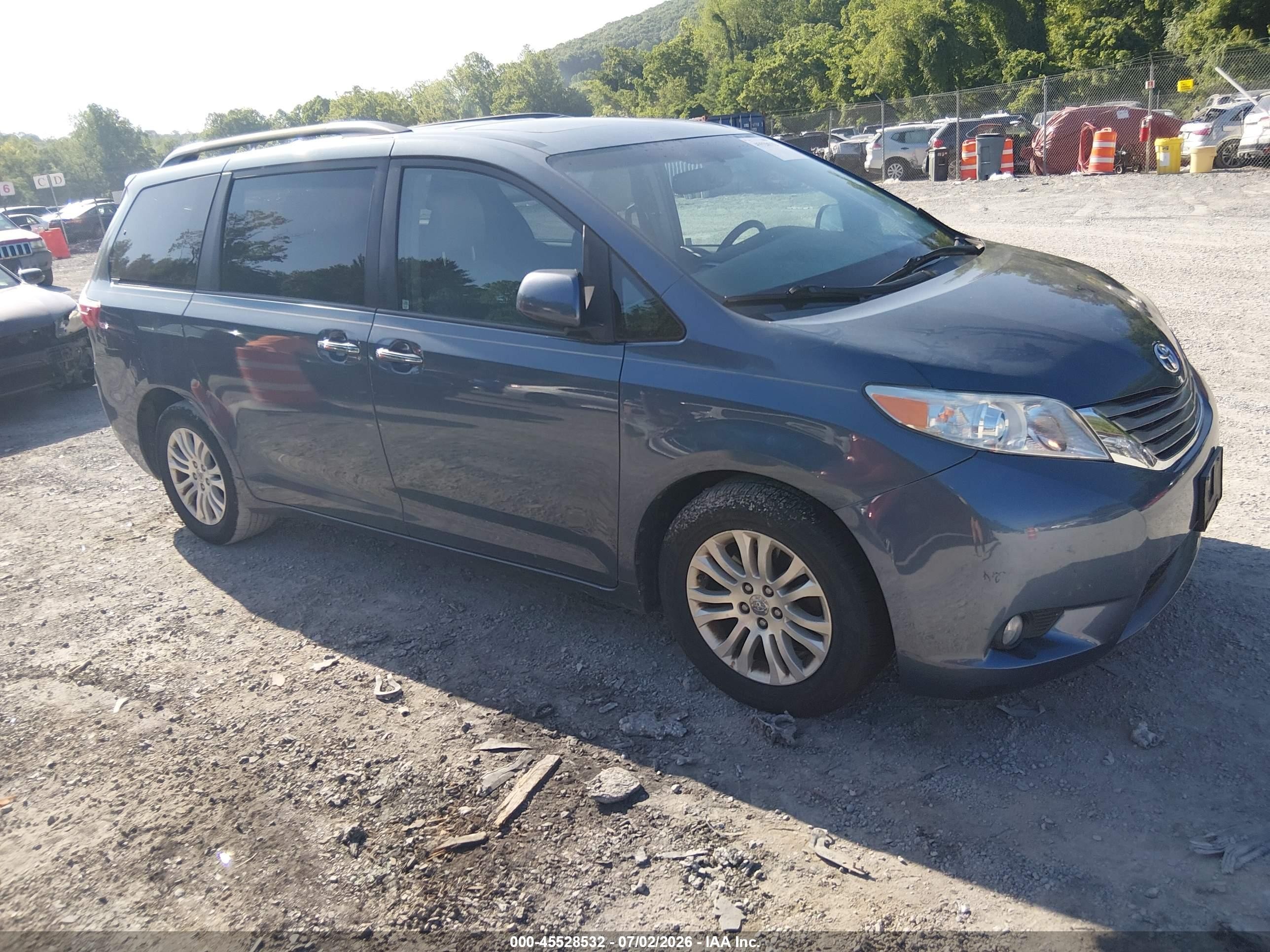 2015 Toyota Sienna Xle Premium 8 Passenger Light Blue vin: 5TDYK3DC2FS649825