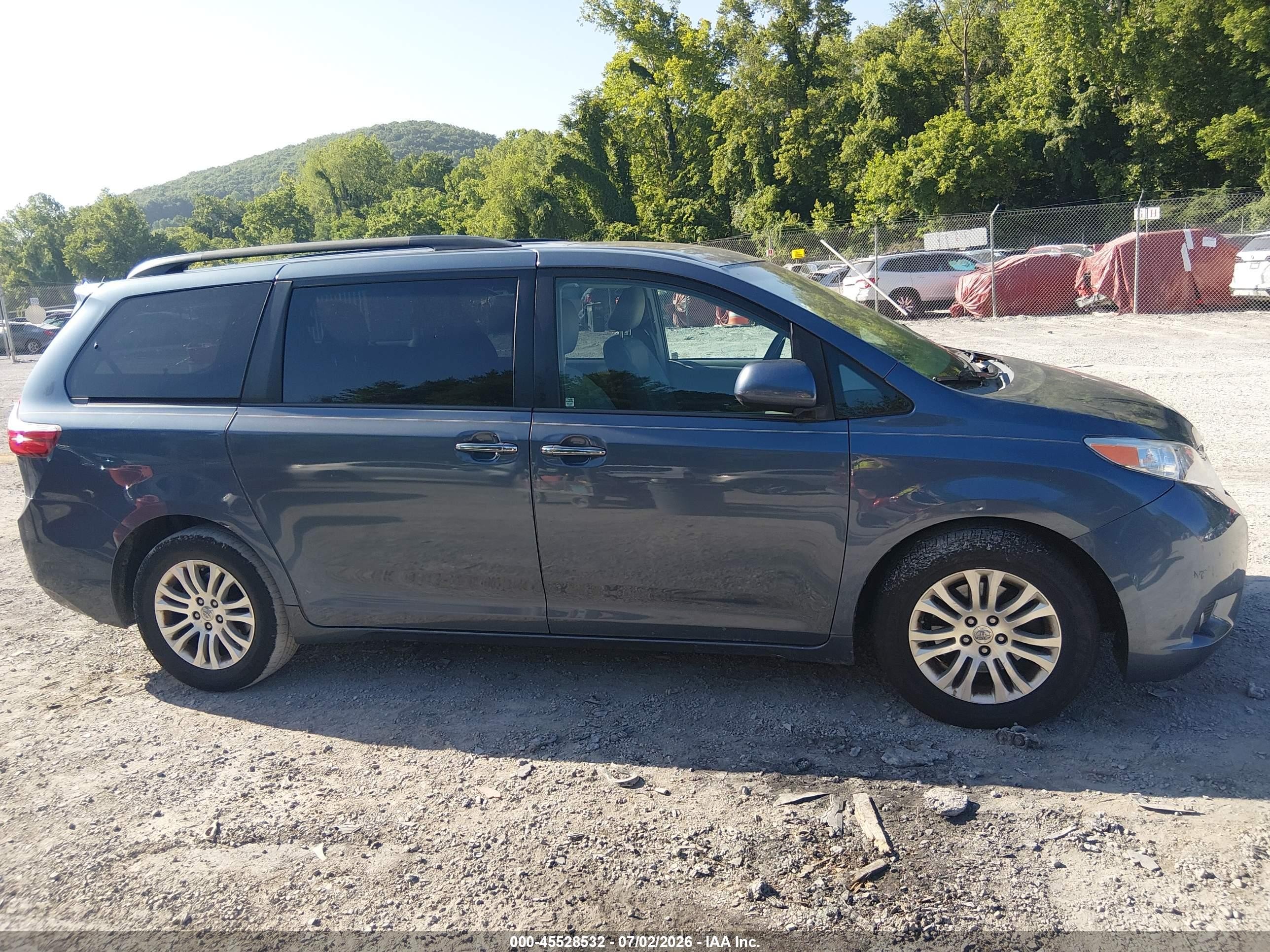 2015 Toyota Sienna Xle Premium 8 Passenger Light Blue vin: 5TDYK3DC2FS649825