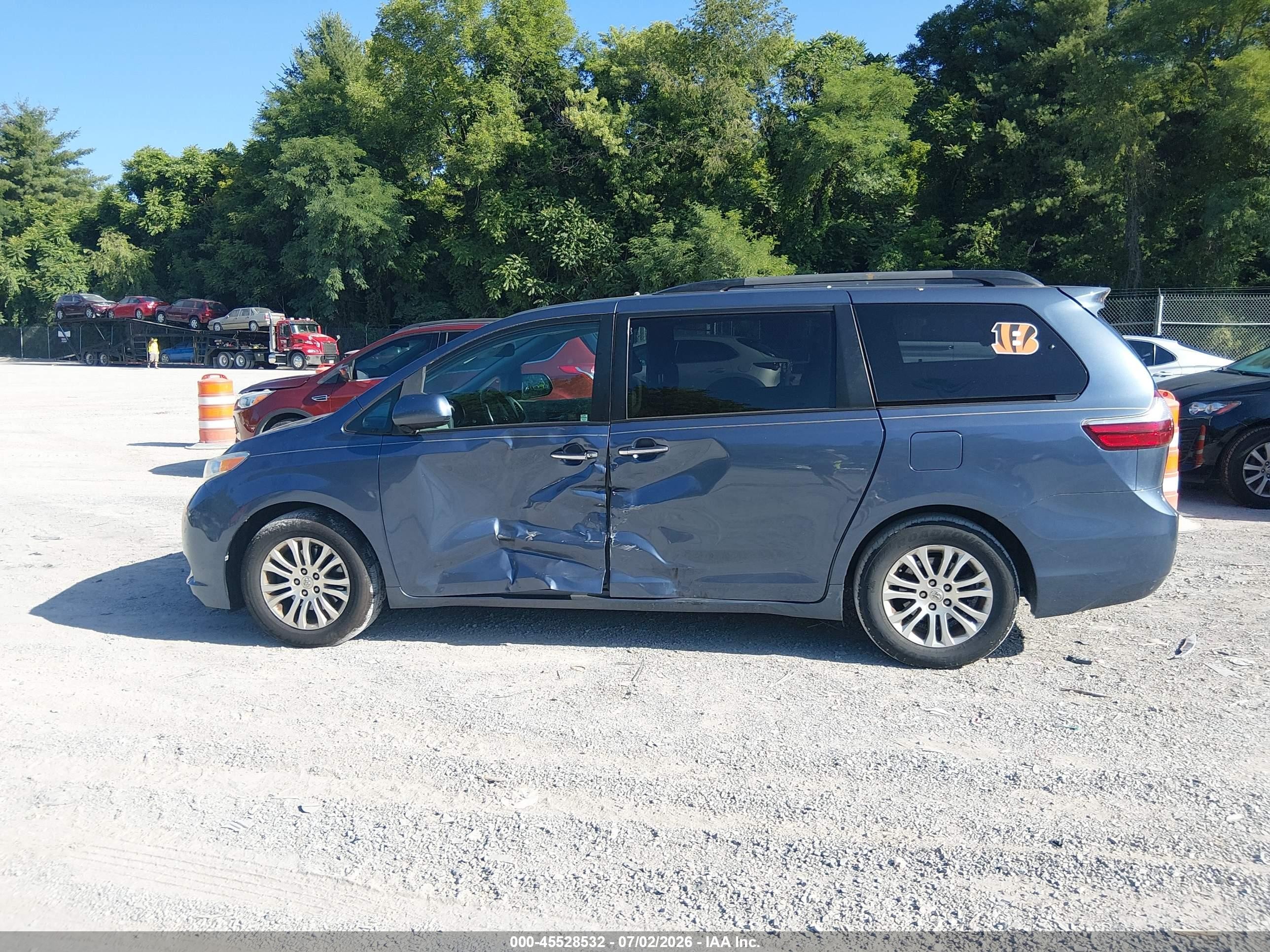 2015 Toyota Sienna Xle Premium 8 Passenger Light Blue vin: 5TDYK3DC2FS649825
