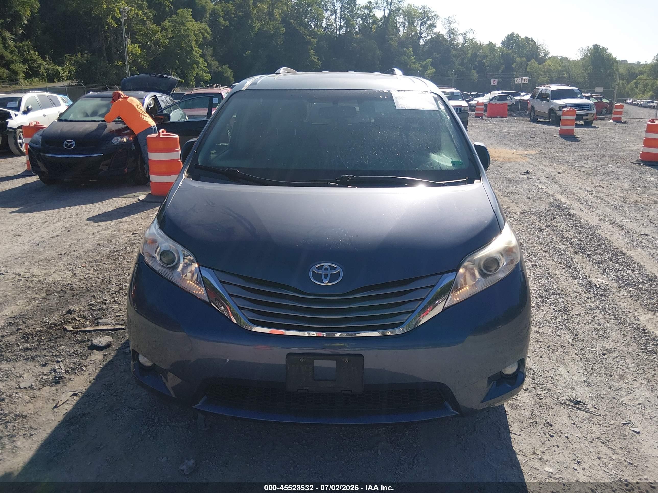 2015 Toyota Sienna Xle Premium 8 Passenger Light Blue vin: 5TDYK3DC2FS649825