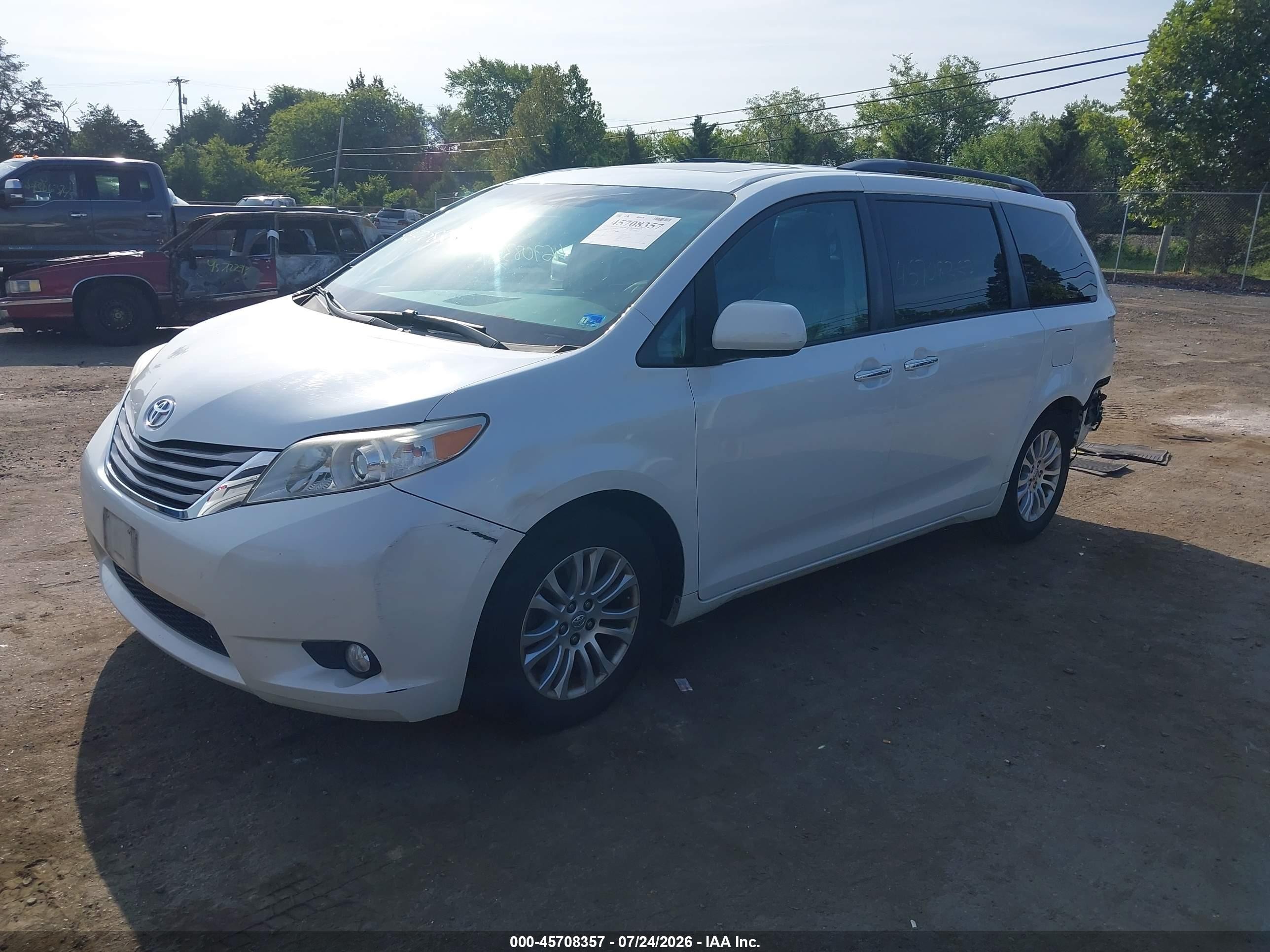2015 Toyota Sienna Xle Premium 8 Passenger White vin: 5TDYK3DC2FS664695