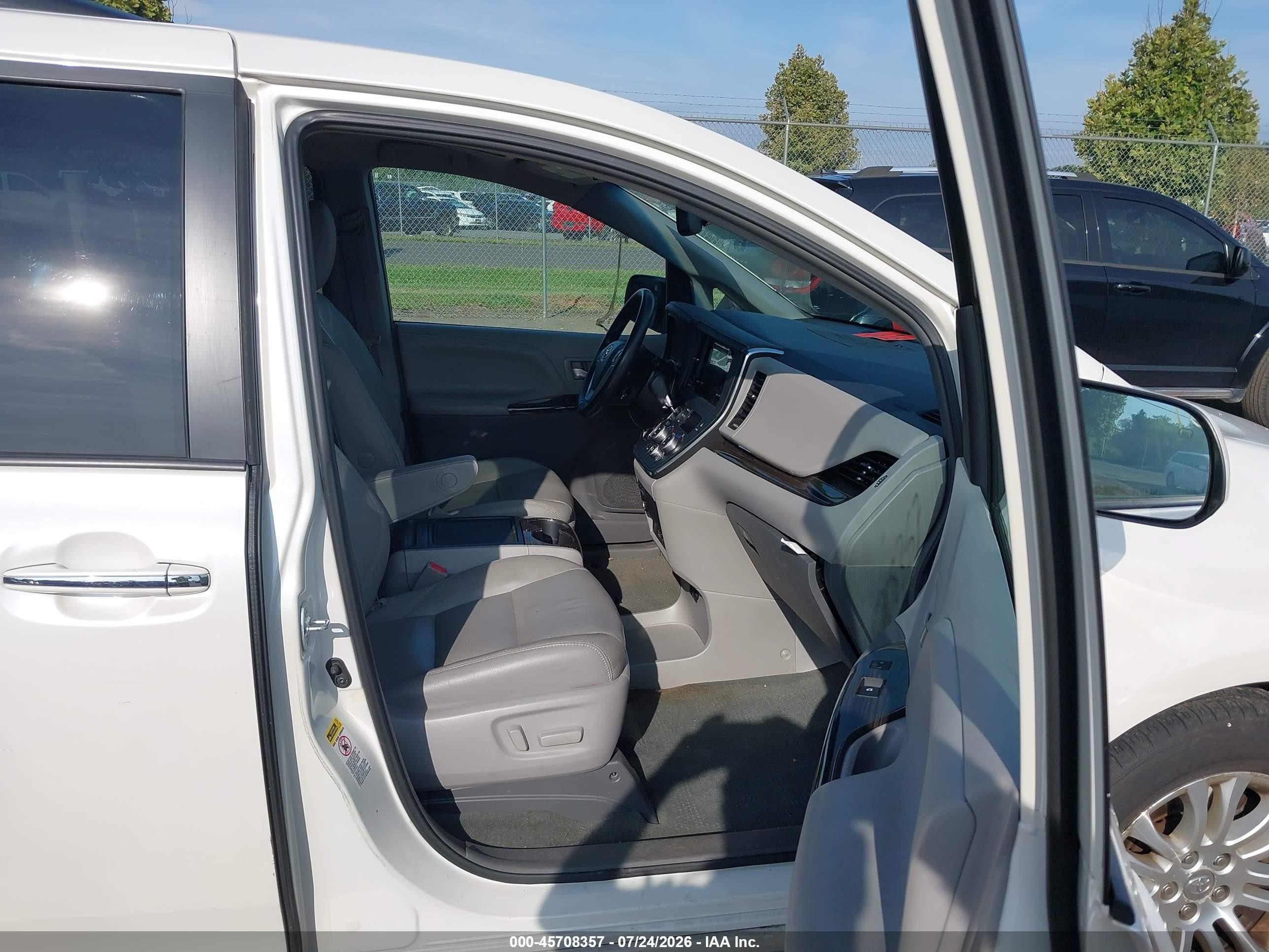 2015 Toyota Sienna Xle Premium 8 Passenger White vin: 5TDYK3DC2FS664695