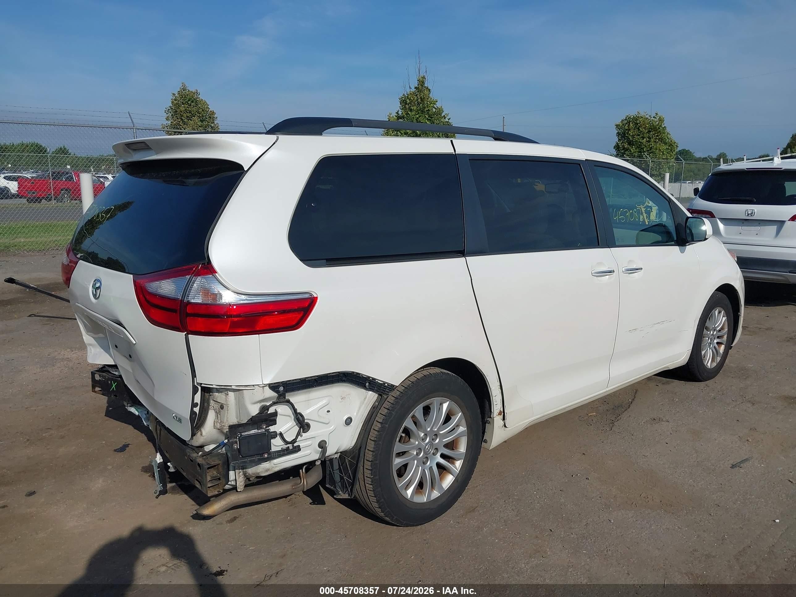 2015 Toyota Sienna Xle Premium 8 Passenger White vin: 5TDYK3DC2FS664695