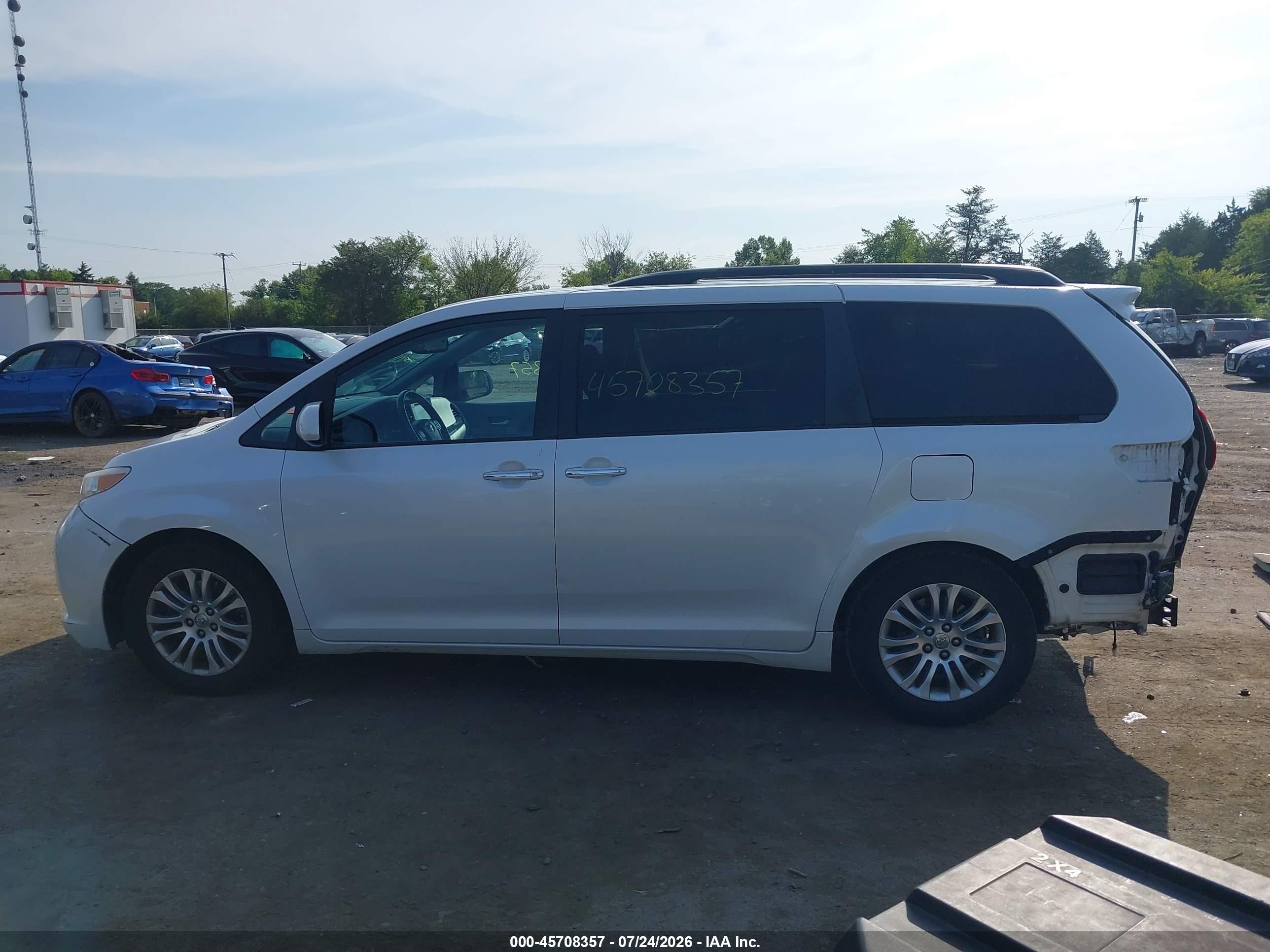 2015 Toyota Sienna Xle Premium 8 Passenger White vin: 5TDYK3DC2FS664695