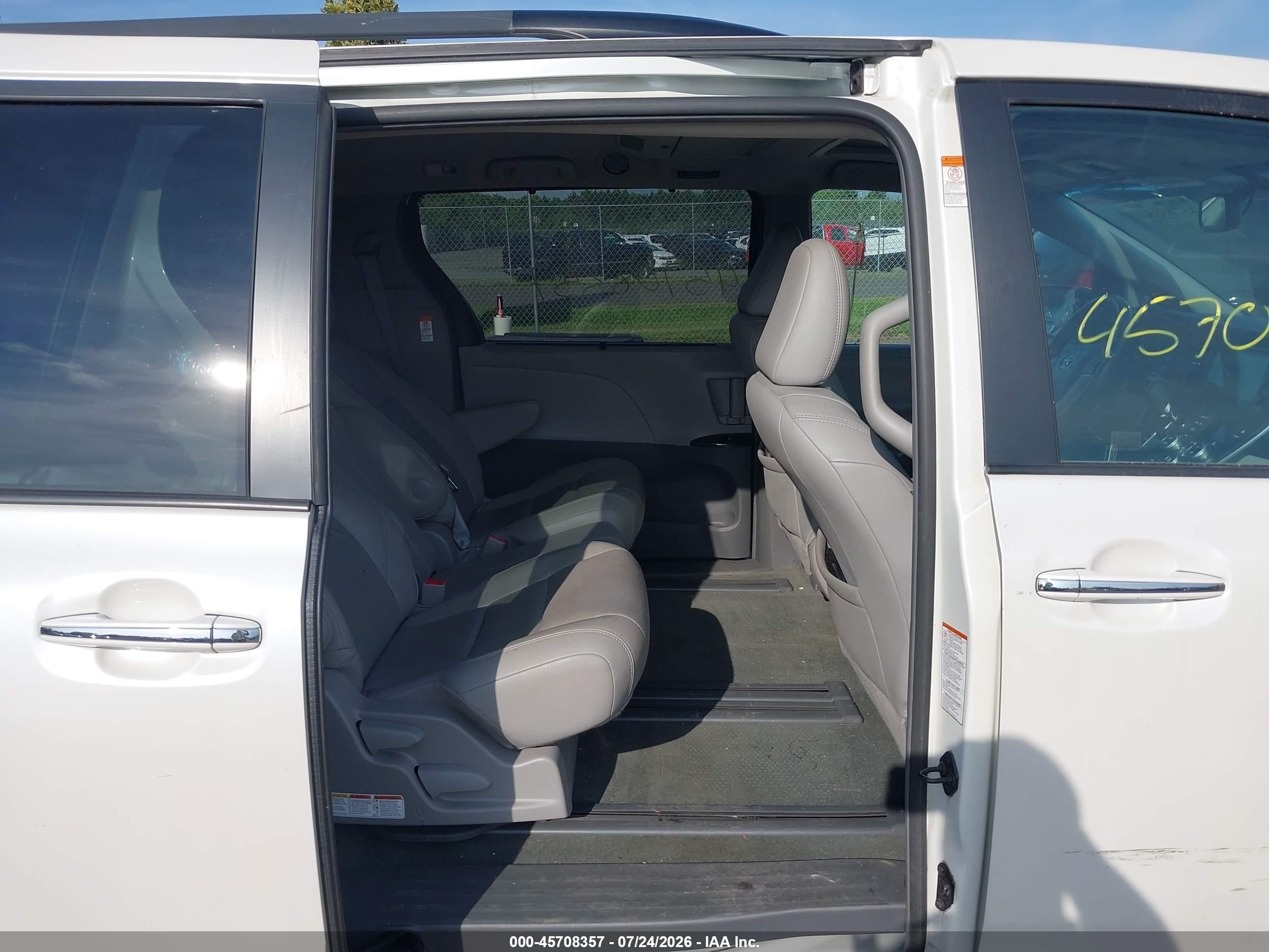 2015 Toyota Sienna Xle Premium 8 Passenger White vin: 5TDYK3DC2FS664695