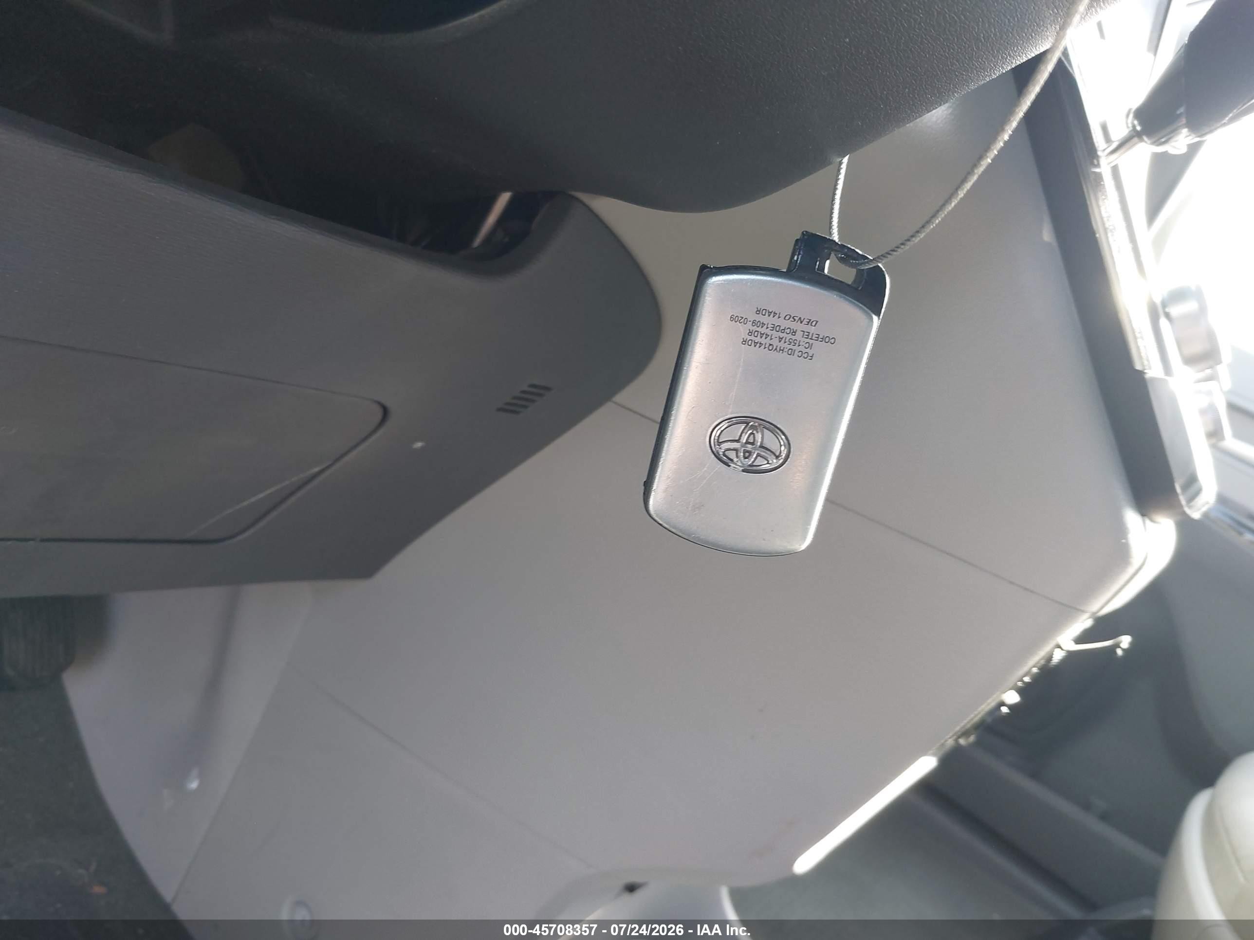 2015 Toyota Sienna Xle Premium 8 Passenger White vin: 5TDYK3DC2FS664695