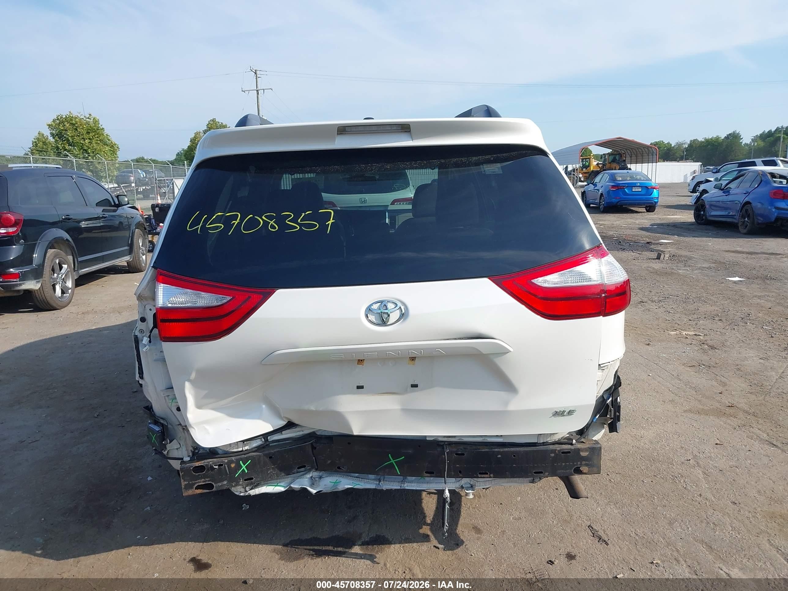 2015 Toyota Sienna Xle Premium 8 Passenger White vin: 5TDYK3DC2FS664695