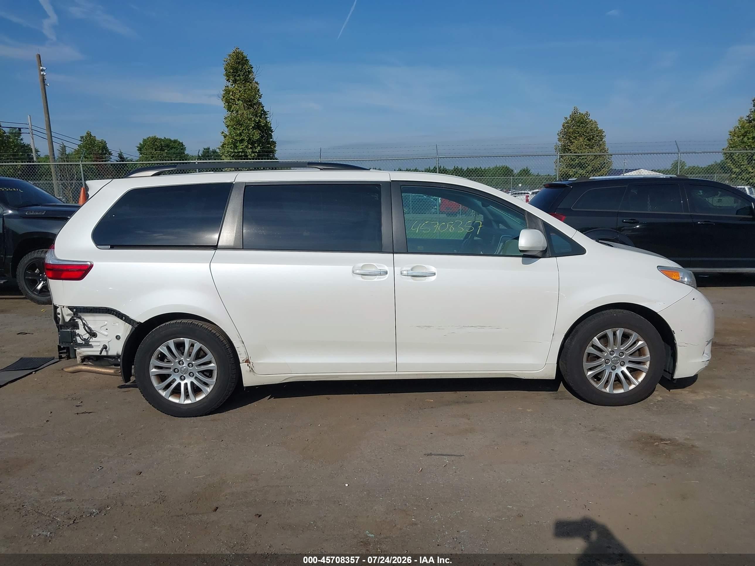 2015 Toyota Sienna Xle Premium 8 Passenger White vin: 5TDYK3DC2FS664695