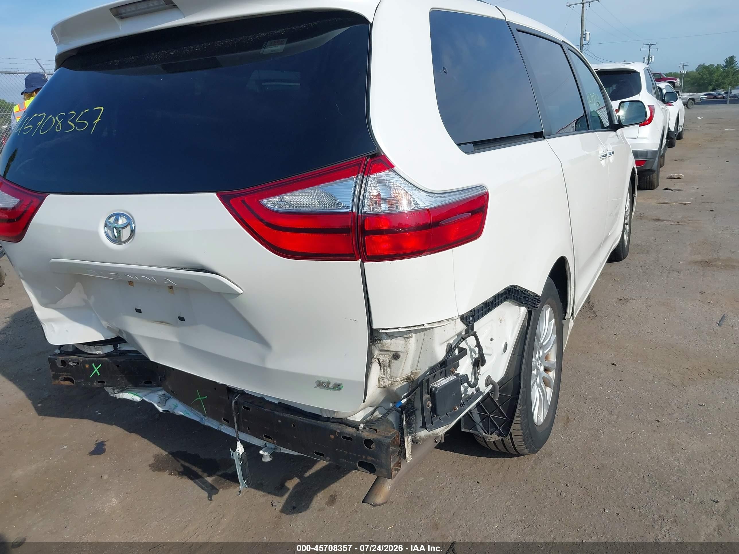 2015 Toyota Sienna Xle Premium 8 Passenger White vin: 5TDYK3DC2FS664695