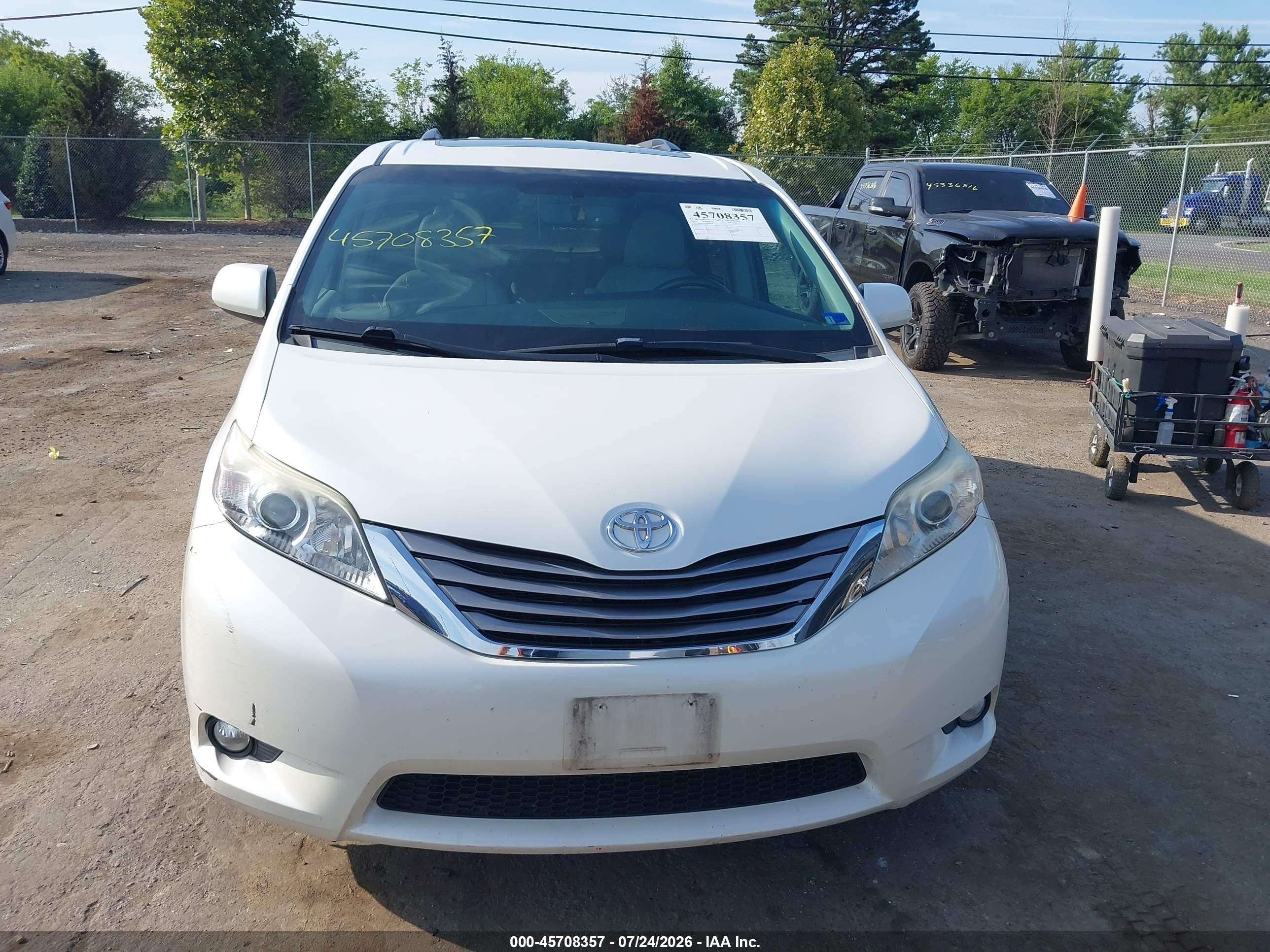 2015 Toyota Sienna Xle Premium 8 Passenger White vin: 5TDYK3DC2FS664695