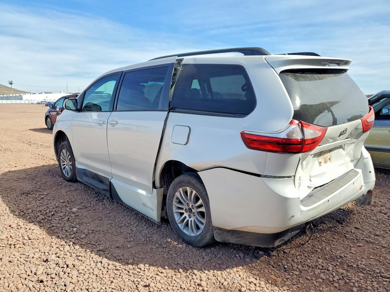 2015 Toyota Sienna Xle 8-passenger White vin: 5TDYK3DC2FS667984