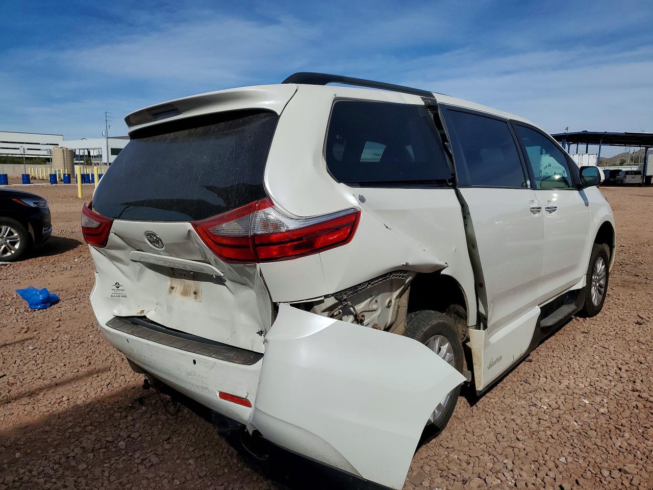 2015 Toyota Sienna Xle 8-passenger White vin: 5TDYK3DC2FS667984