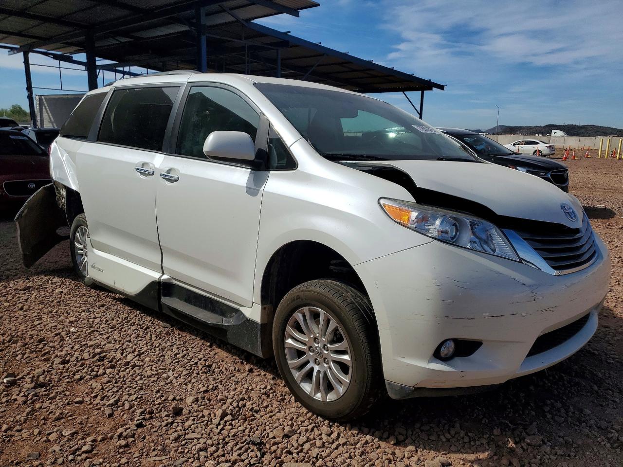 2015 Toyota Sienna Xle 8-passenger White vin: 5TDYK3DC2FS667984