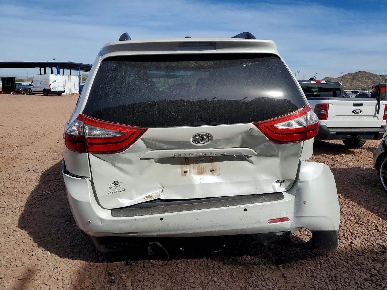 2015 Toyota Sienna Xle 8-passenger White vin: 5TDYK3DC2FS667984