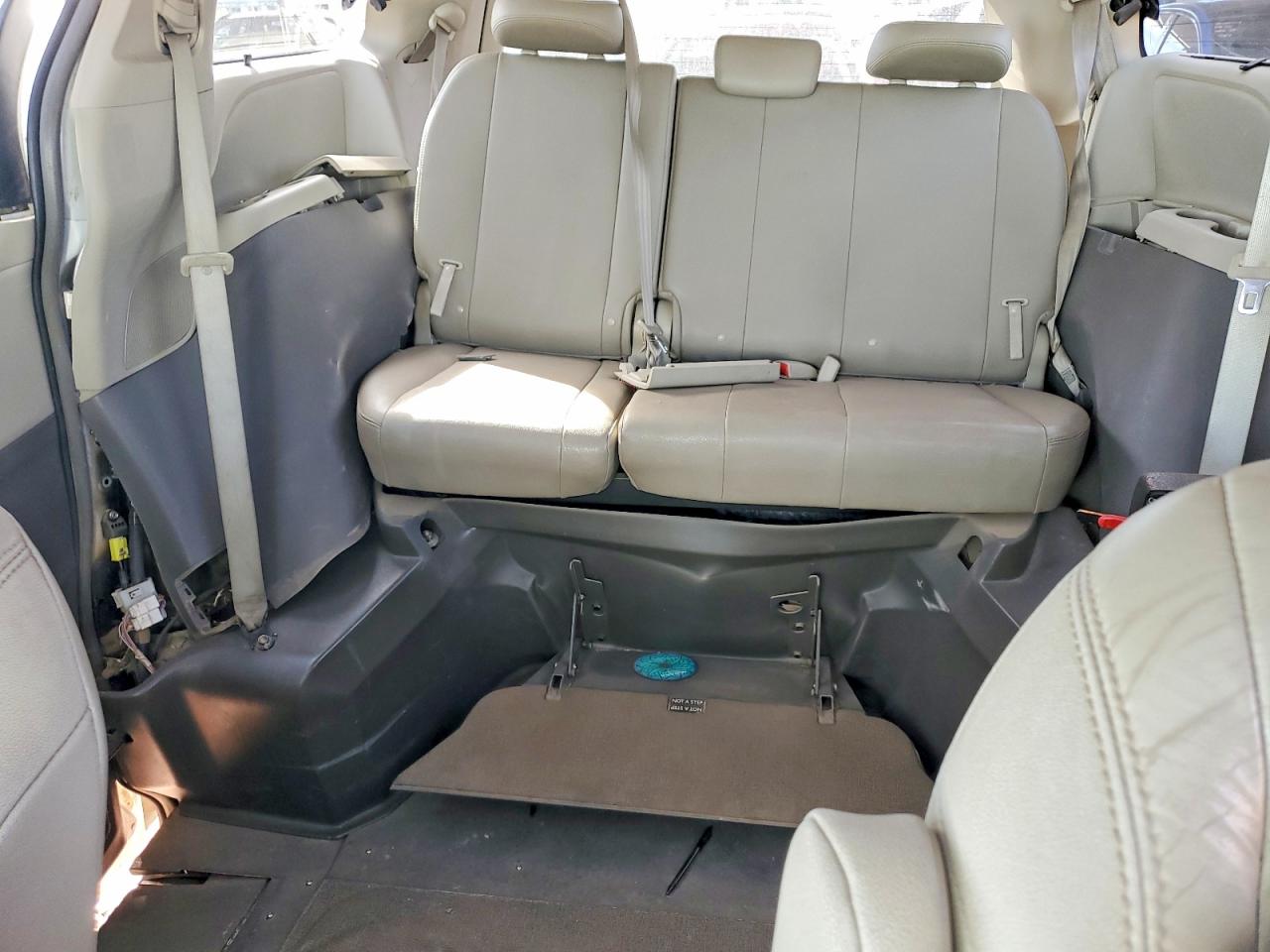 2015 Toyota Sienna Xle 8-passenger White vin: 5TDYK3DC2FS667984