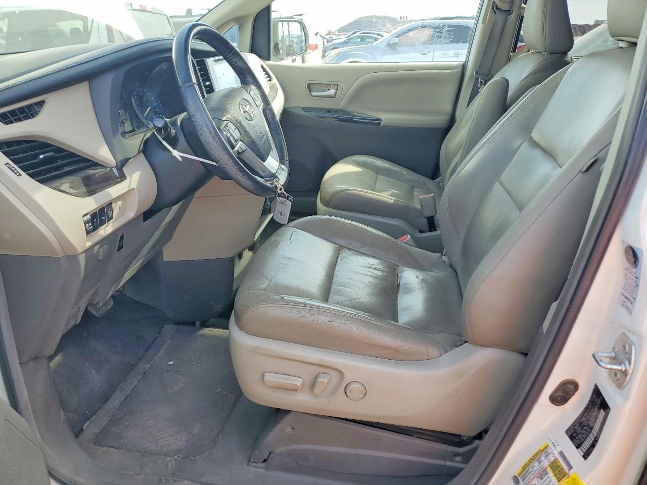 2015 Toyota Sienna Xle 8-passenger White vin: 5TDYK3DC2FS667984