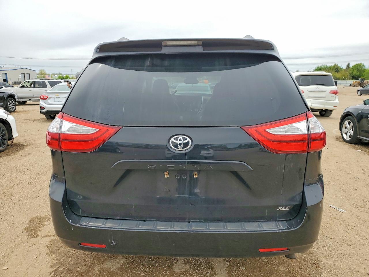 2015 Toyota Sienna Xle 8-passenger Black vin: 5TDYK3DC2FS668679
