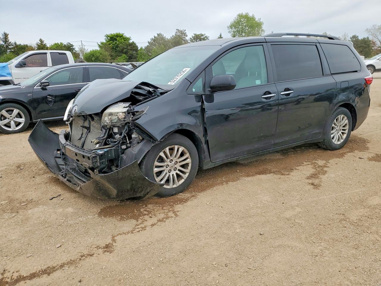 2015 Toyota Sienna Xle 8-passenger Black vin: 5TDYK3DC2FS668679