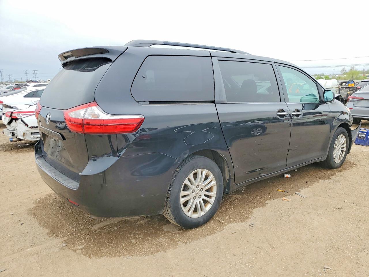 2015 Toyota Sienna Xle 8-passenger Black vin: 5TDYK3DC2FS668679