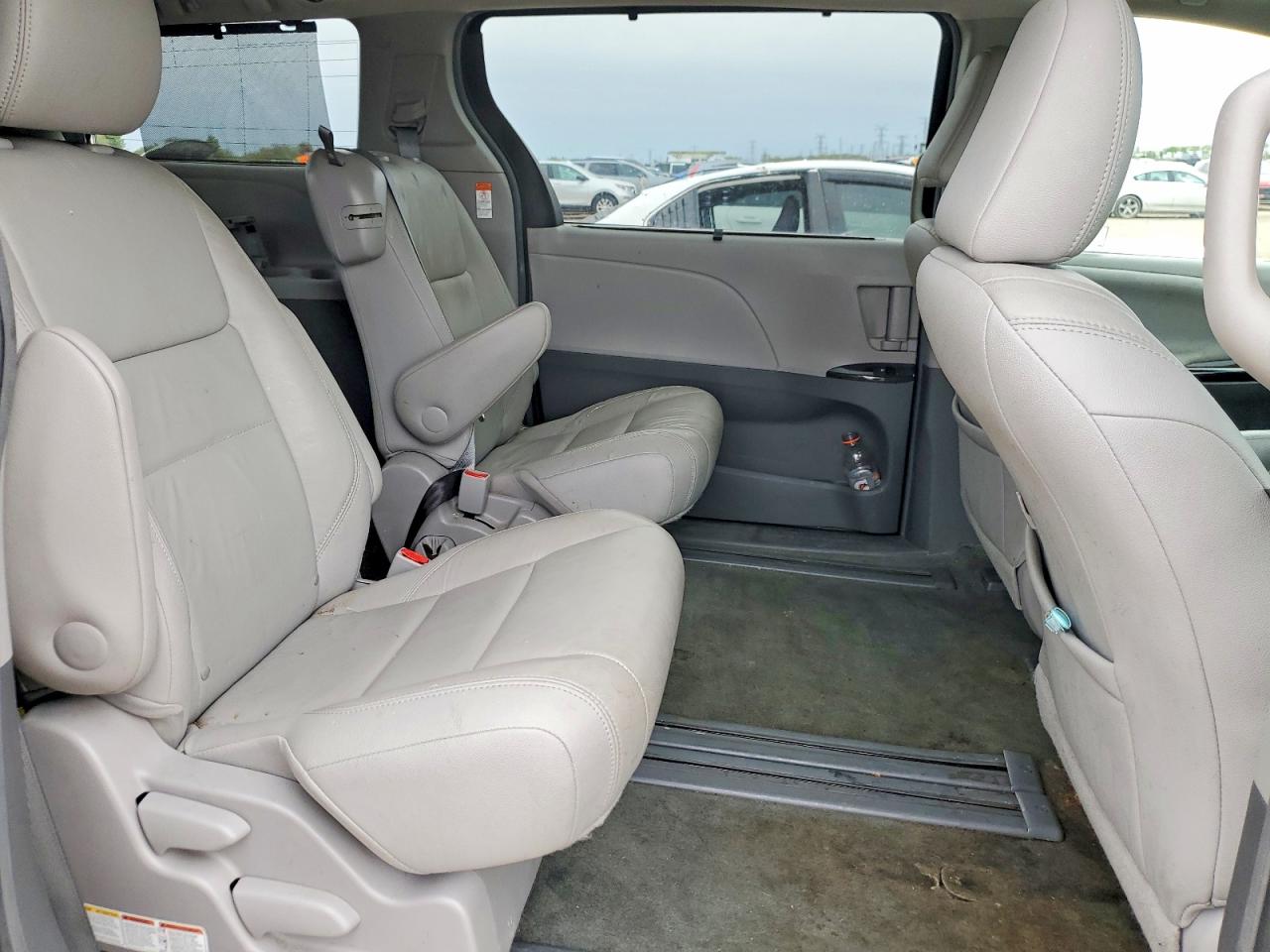 2015 Toyota Sienna Xle 8-passenger Black vin: 5TDYK3DC2FS668679