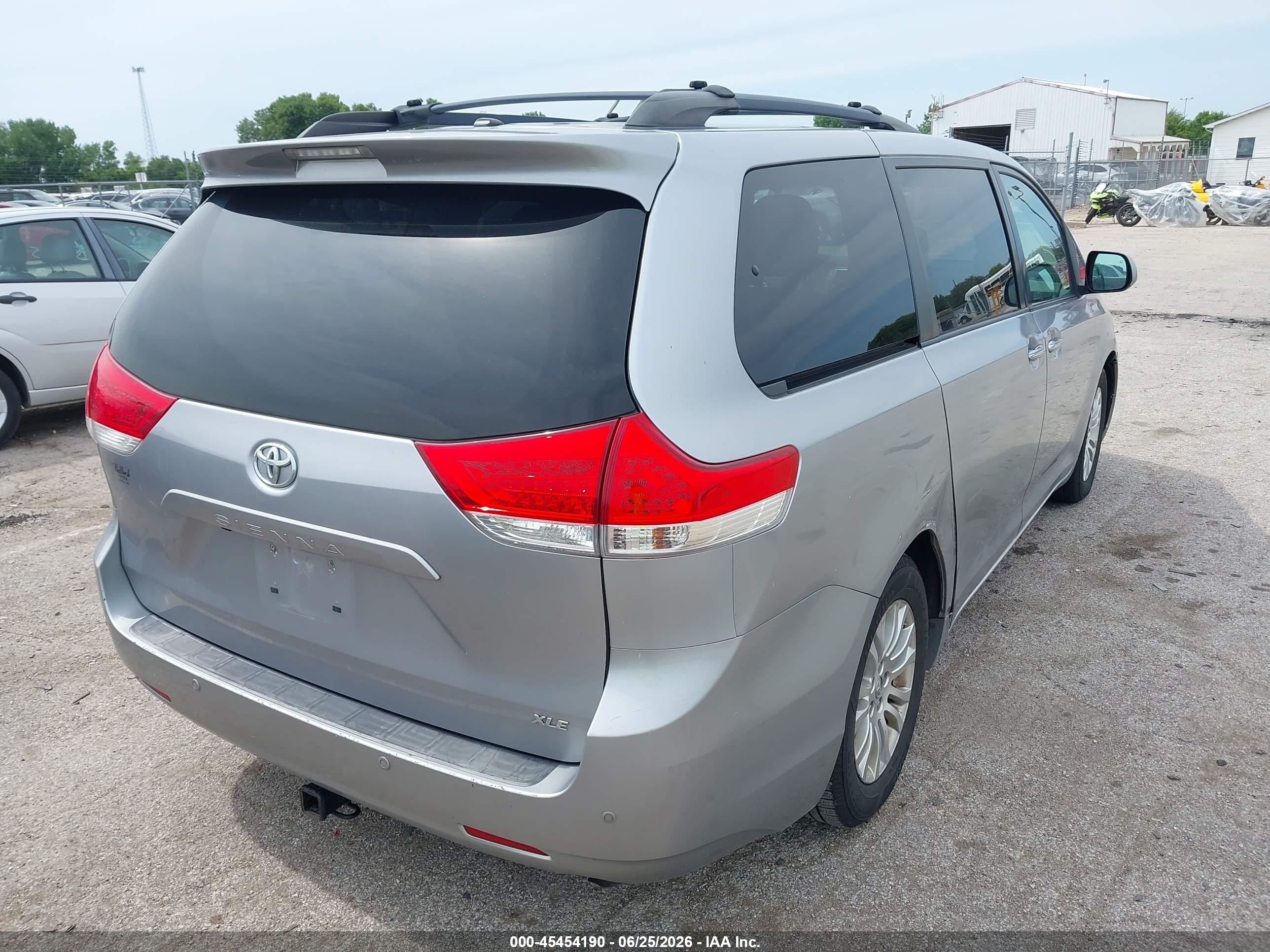 2011 Toyota Sienna Xle V6 Silver vin: 5TDYK3DC3BS008533