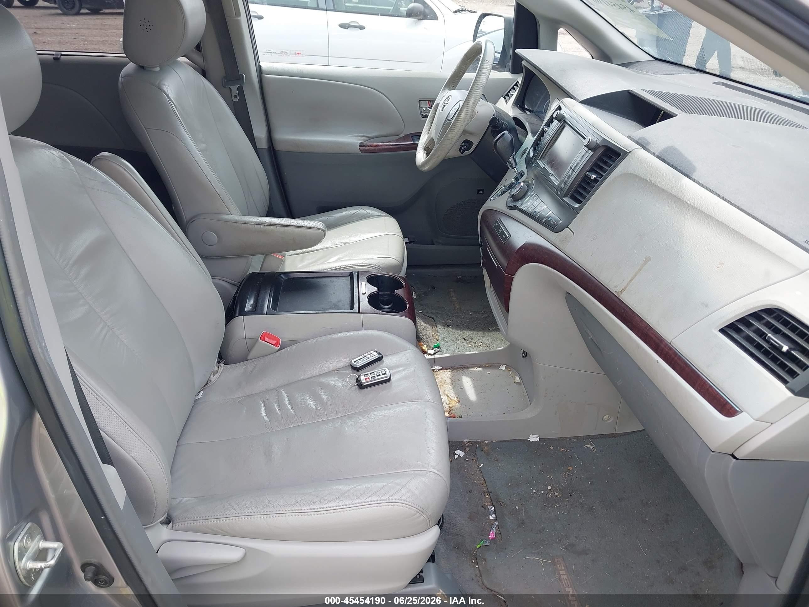 2011 Toyota Sienna Xle V6 Silver vin: 5TDYK3DC3BS008533