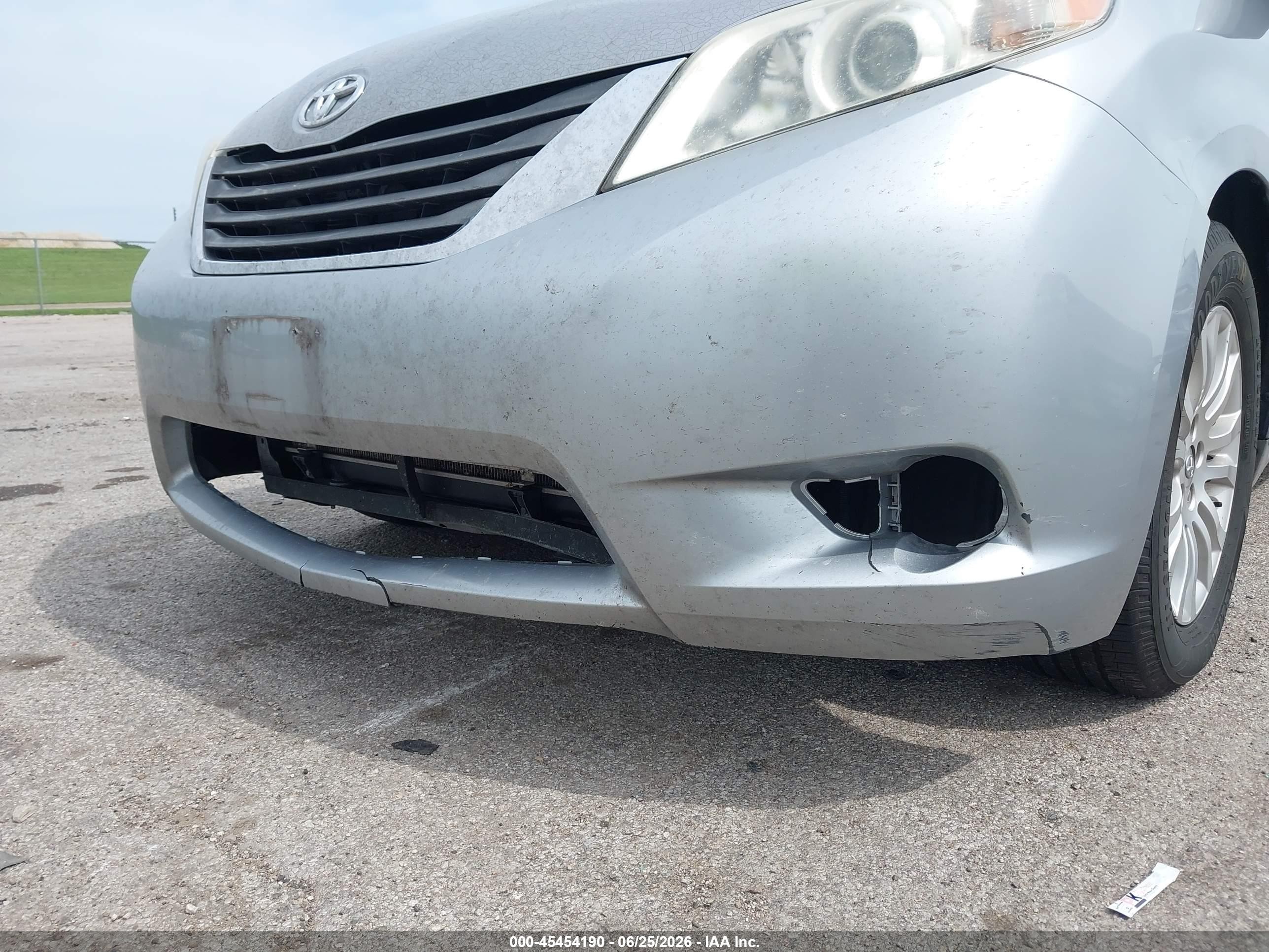 2011 Toyota Sienna Xle V6 Silver vin: 5TDYK3DC3BS008533