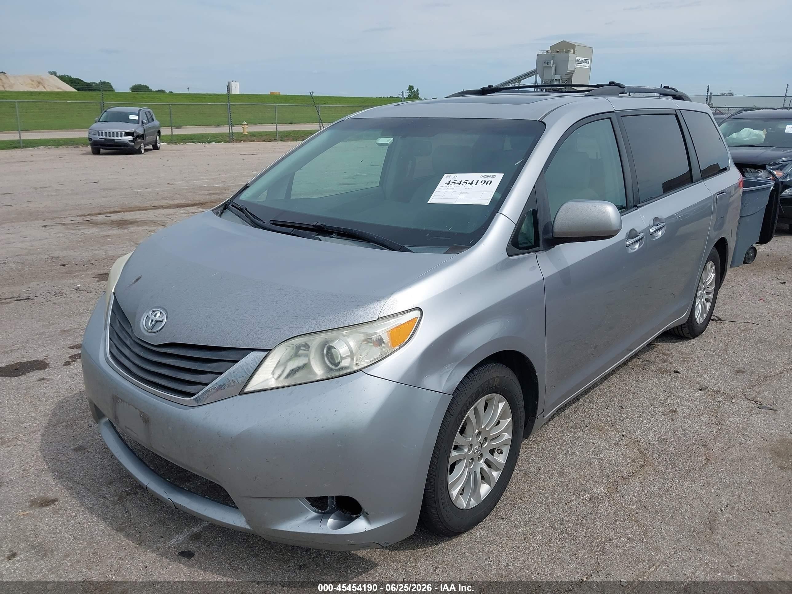 2011 Toyota Sienna Xle V6 Silver vin: 5TDYK3DC3BS008533