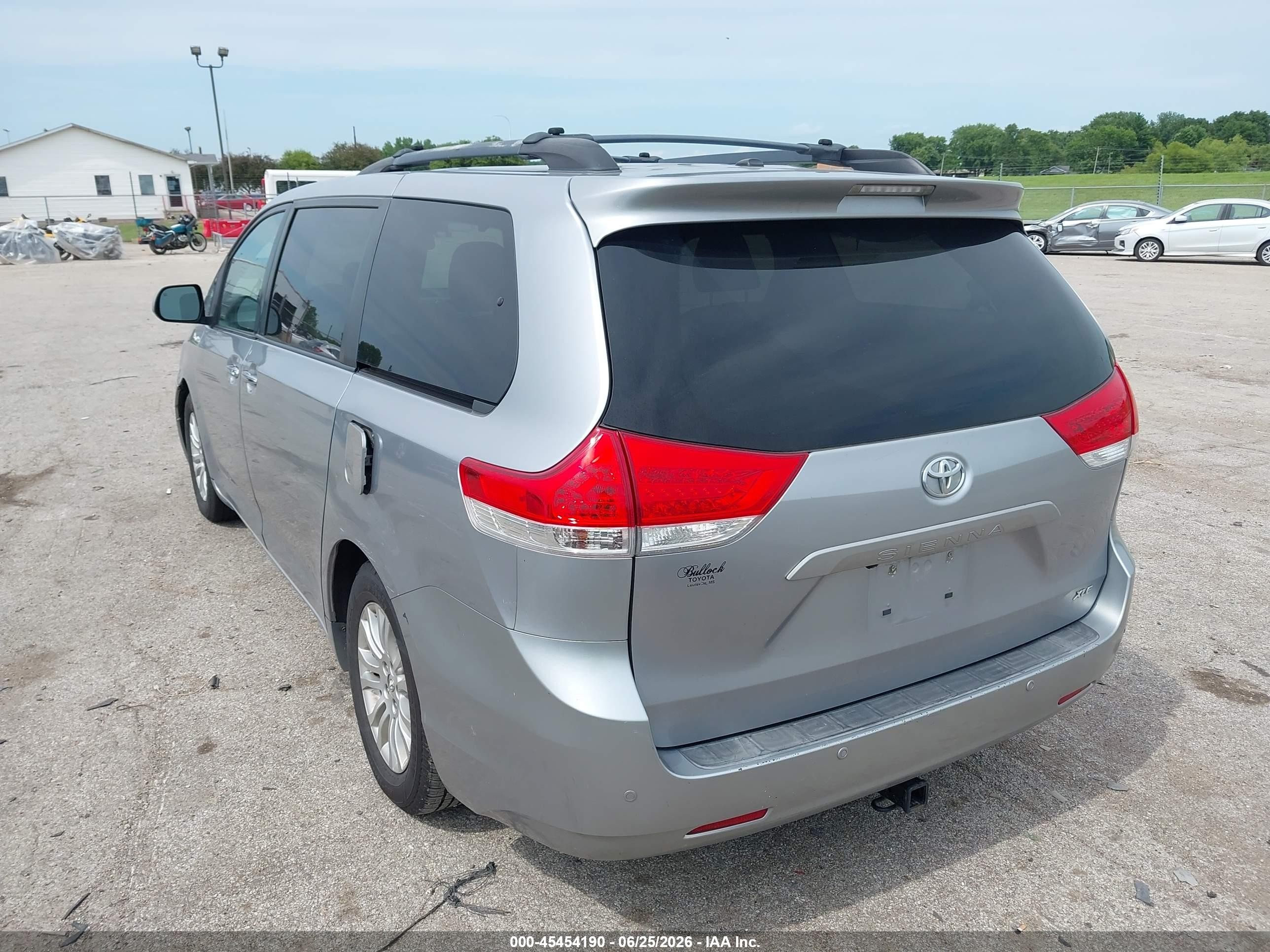 2011 Toyota Sienna Xle V6 Silver vin: 5TDYK3DC3BS008533