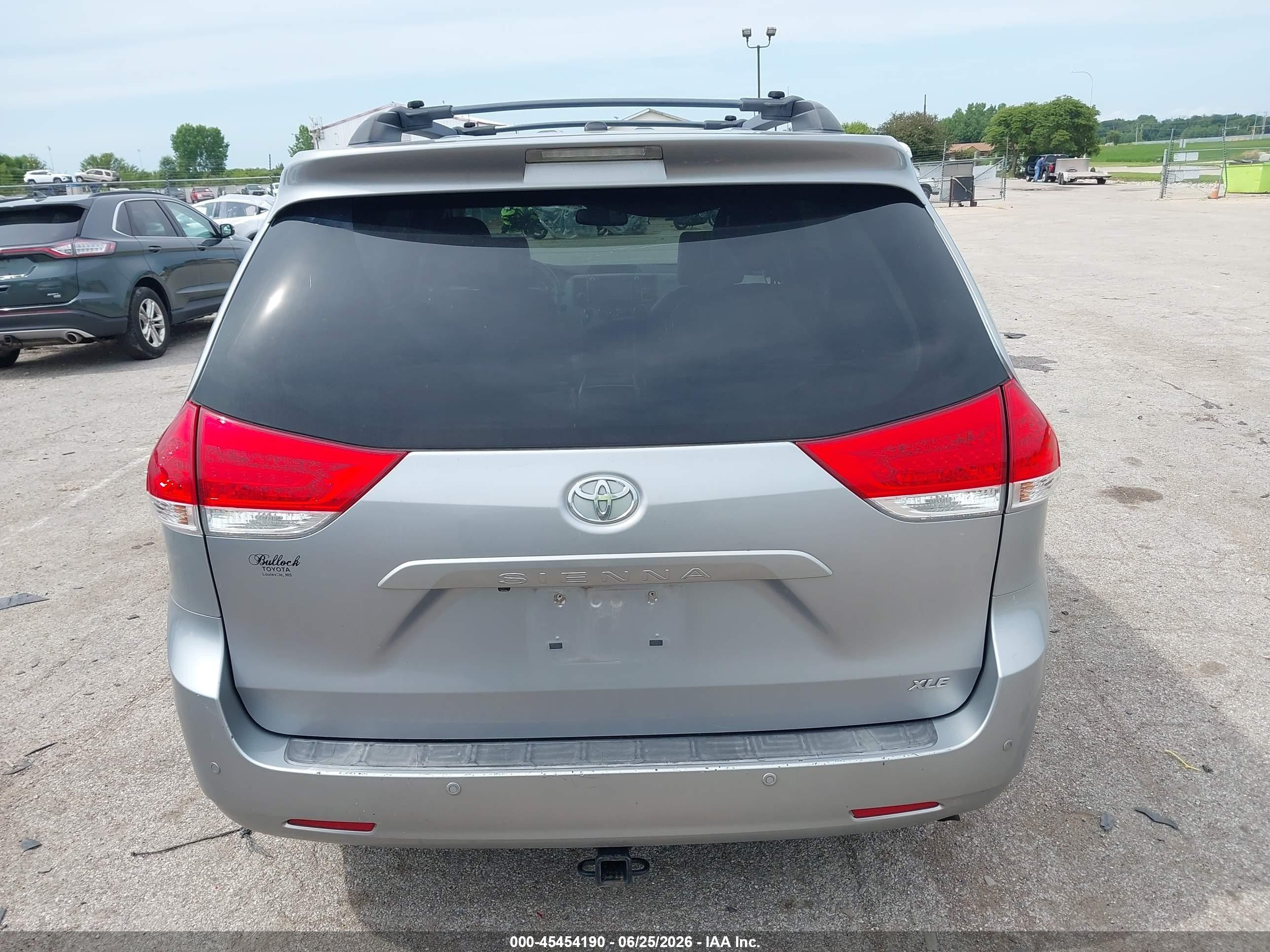 2011 Toyota Sienna Xle V6 Silver vin: 5TDYK3DC3BS008533