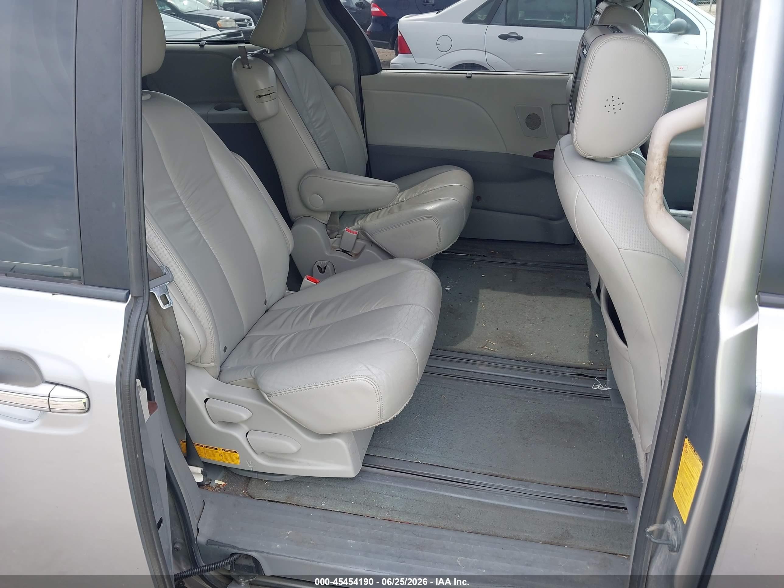 2011 Toyota Sienna Xle V6 Silver vin: 5TDYK3DC3BS008533