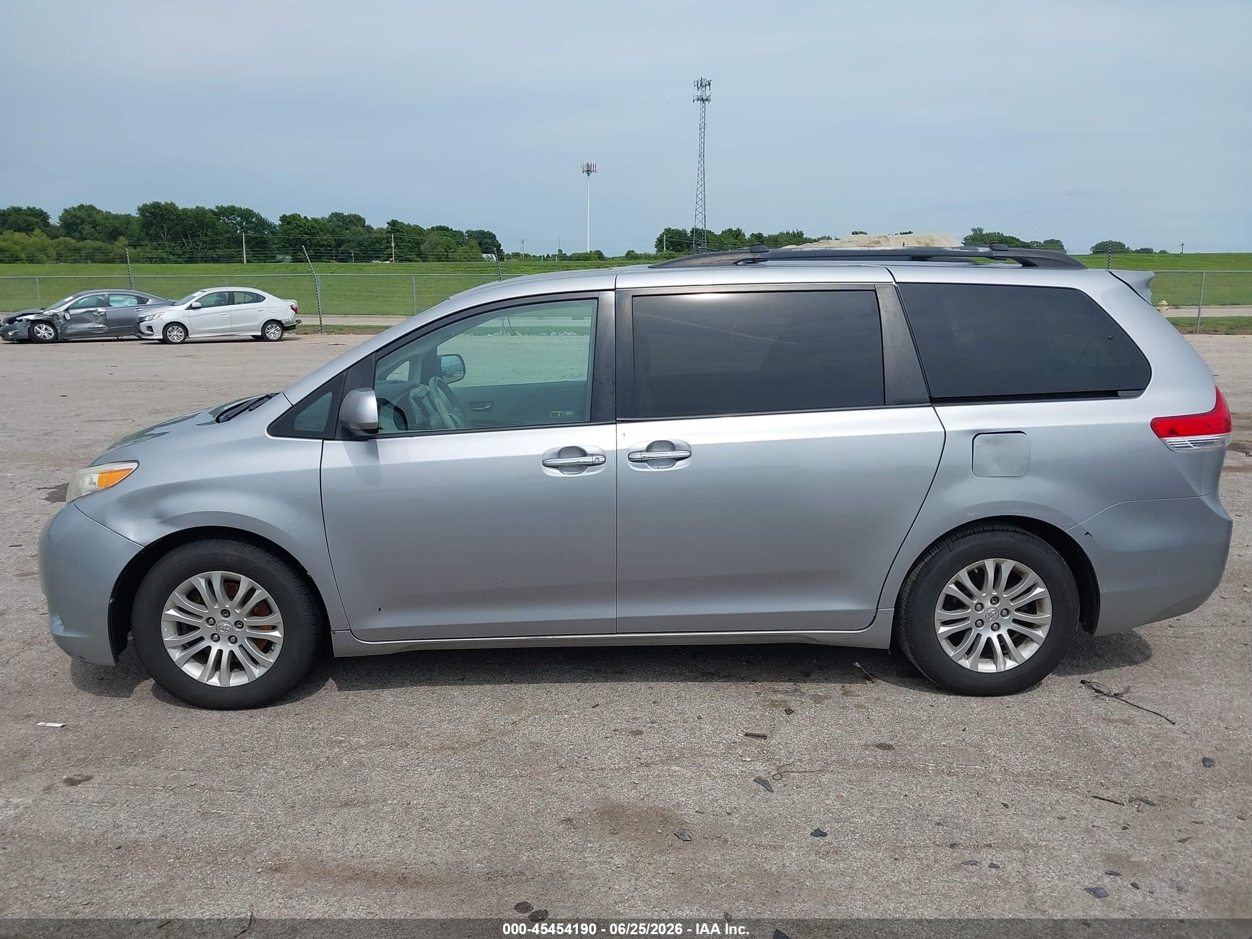 2011 Toyota Sienna Xle V6 Silver vin: 5TDYK3DC3BS008533