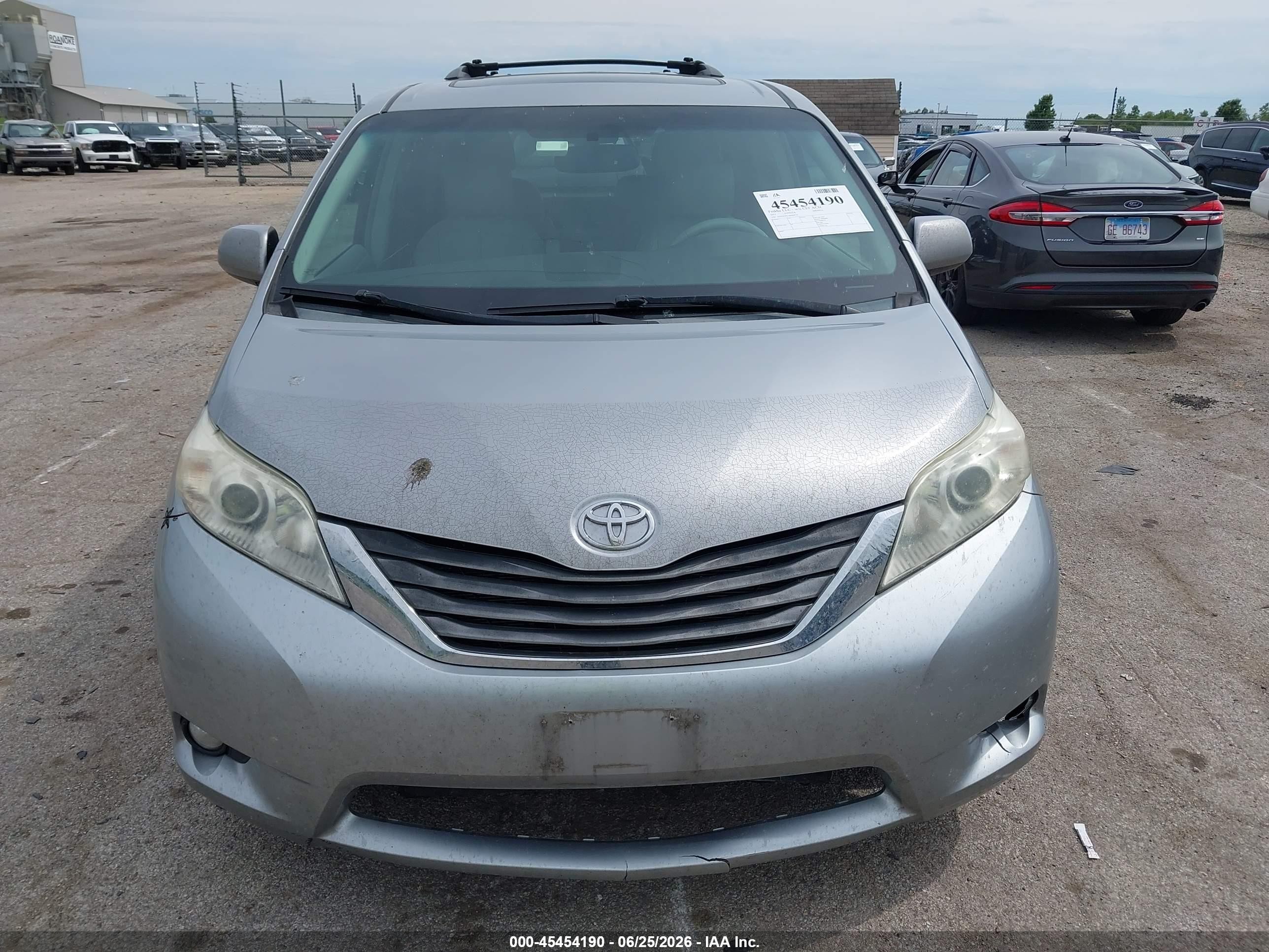 2011 Toyota Sienna Xle V6 Silver vin: 5TDYK3DC3BS008533