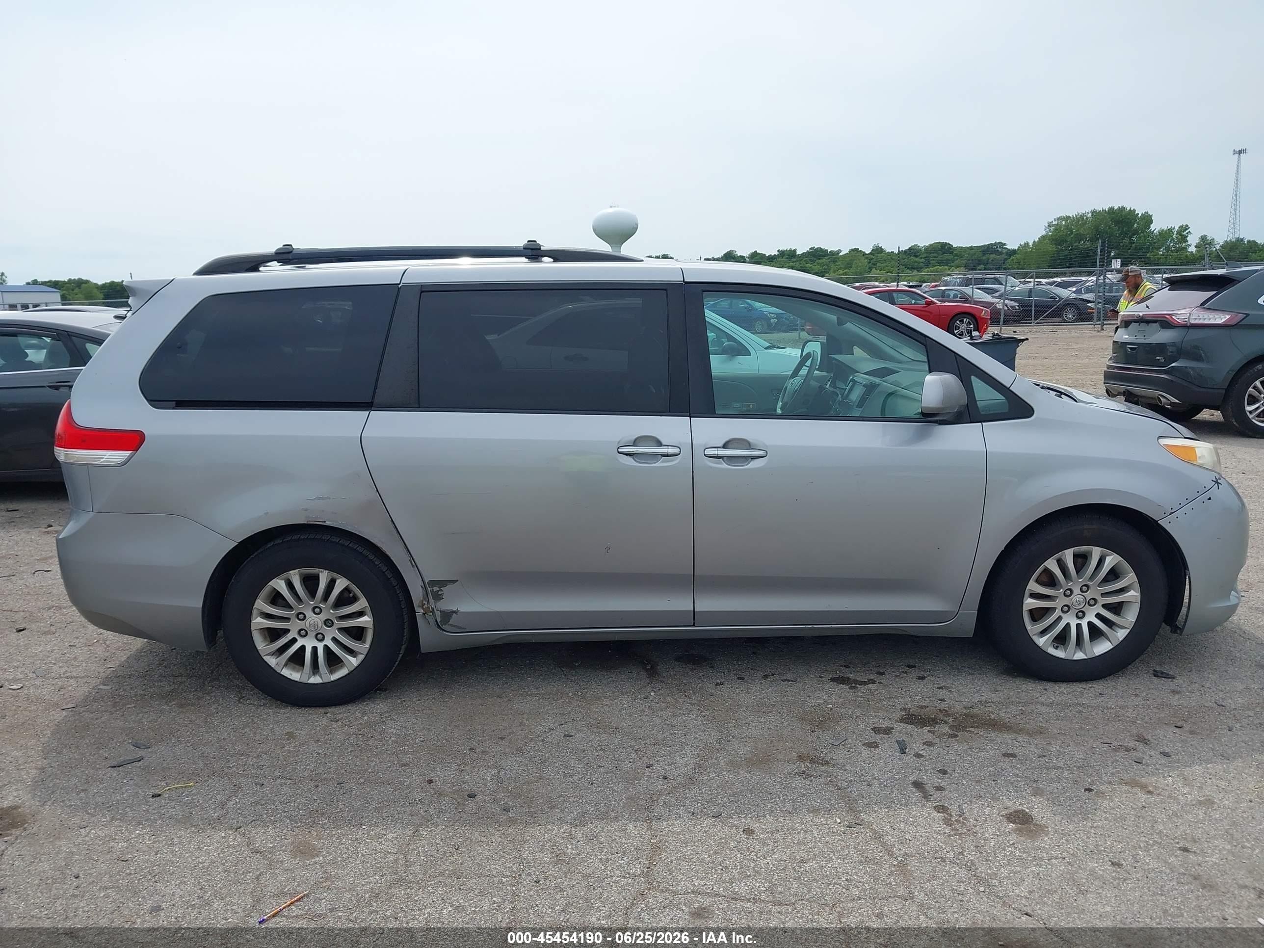 2011 Toyota Sienna Xle V6 Silver vin: 5TDYK3DC3BS008533