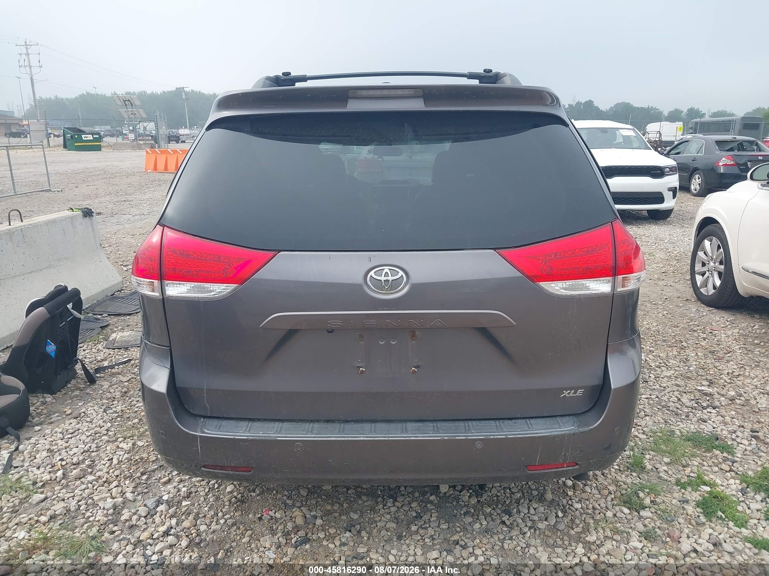 2011 Toyota Sienna Xle V6 Gray vin: 5TDYK3DC3BS021072