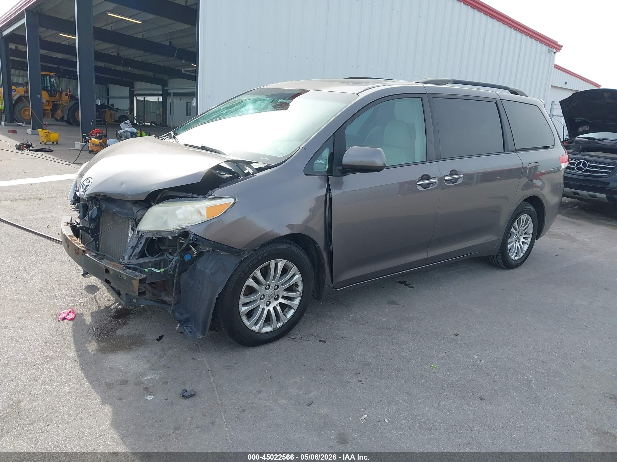2011 Toyota Sienna Xle V6 Серый vin: 5TDYK3DC3BS027504