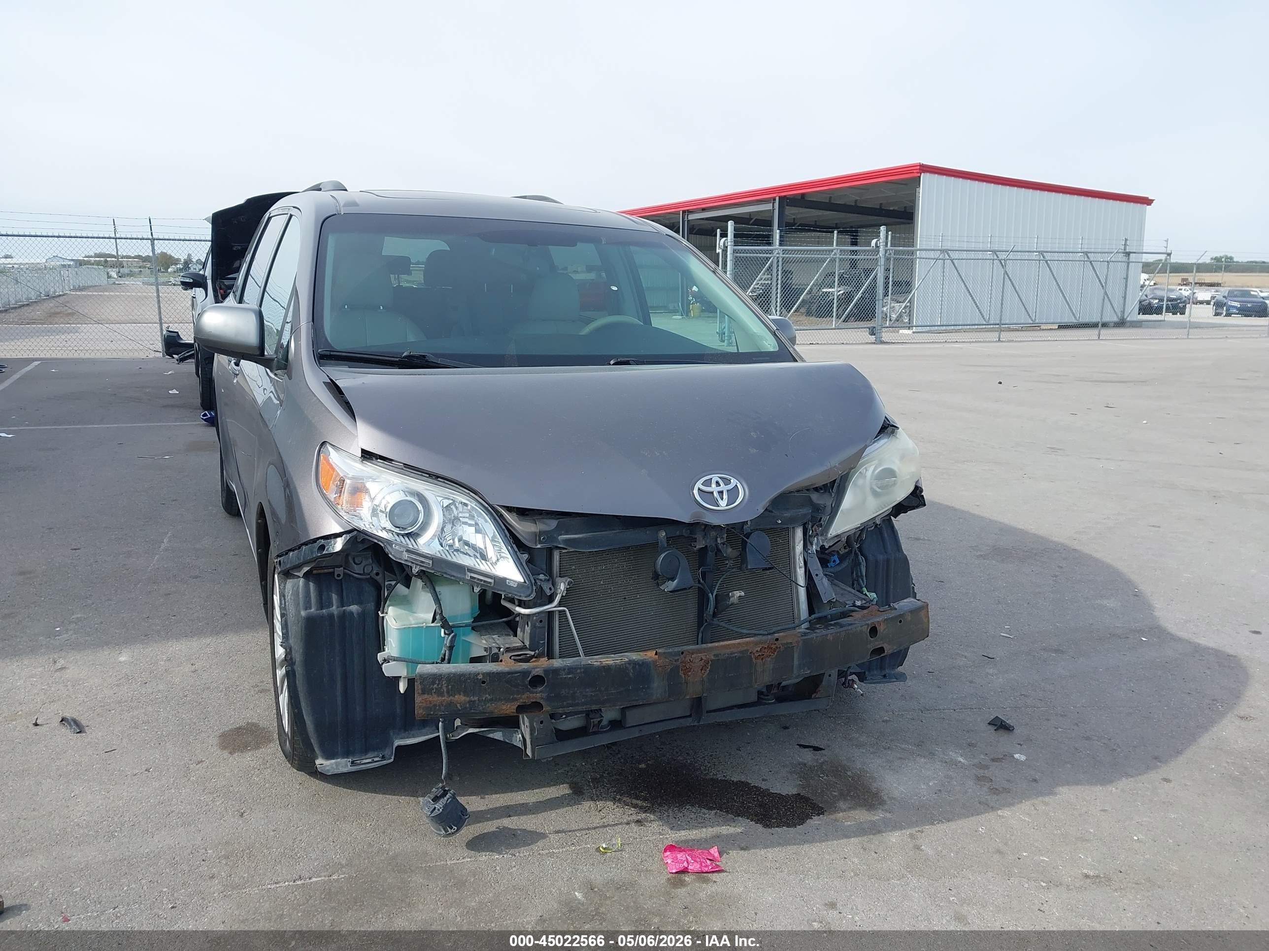 2011 Toyota Sienna Xle V6 Серый vin: 5TDYK3DC3BS027504