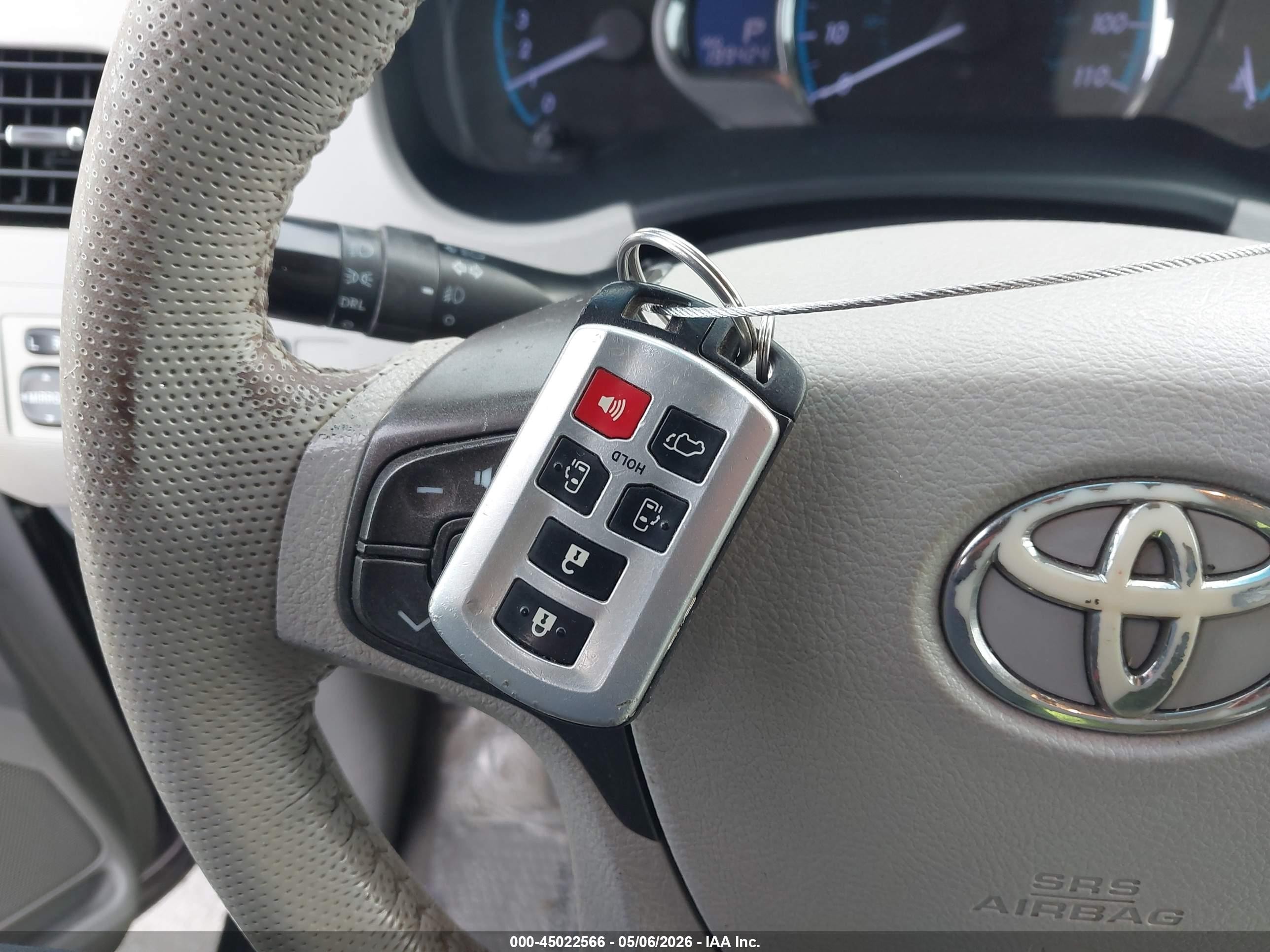 2011 Toyota Sienna Xle V6 Серый vin: 5TDYK3DC3BS027504