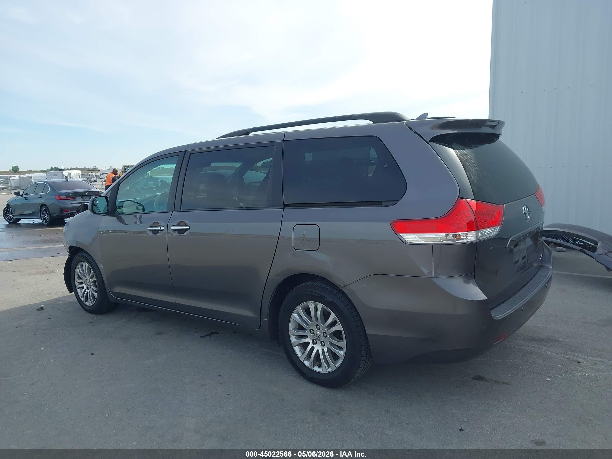 2011 Toyota Sienna Xle V6 Серый vin: 5TDYK3DC3BS027504
