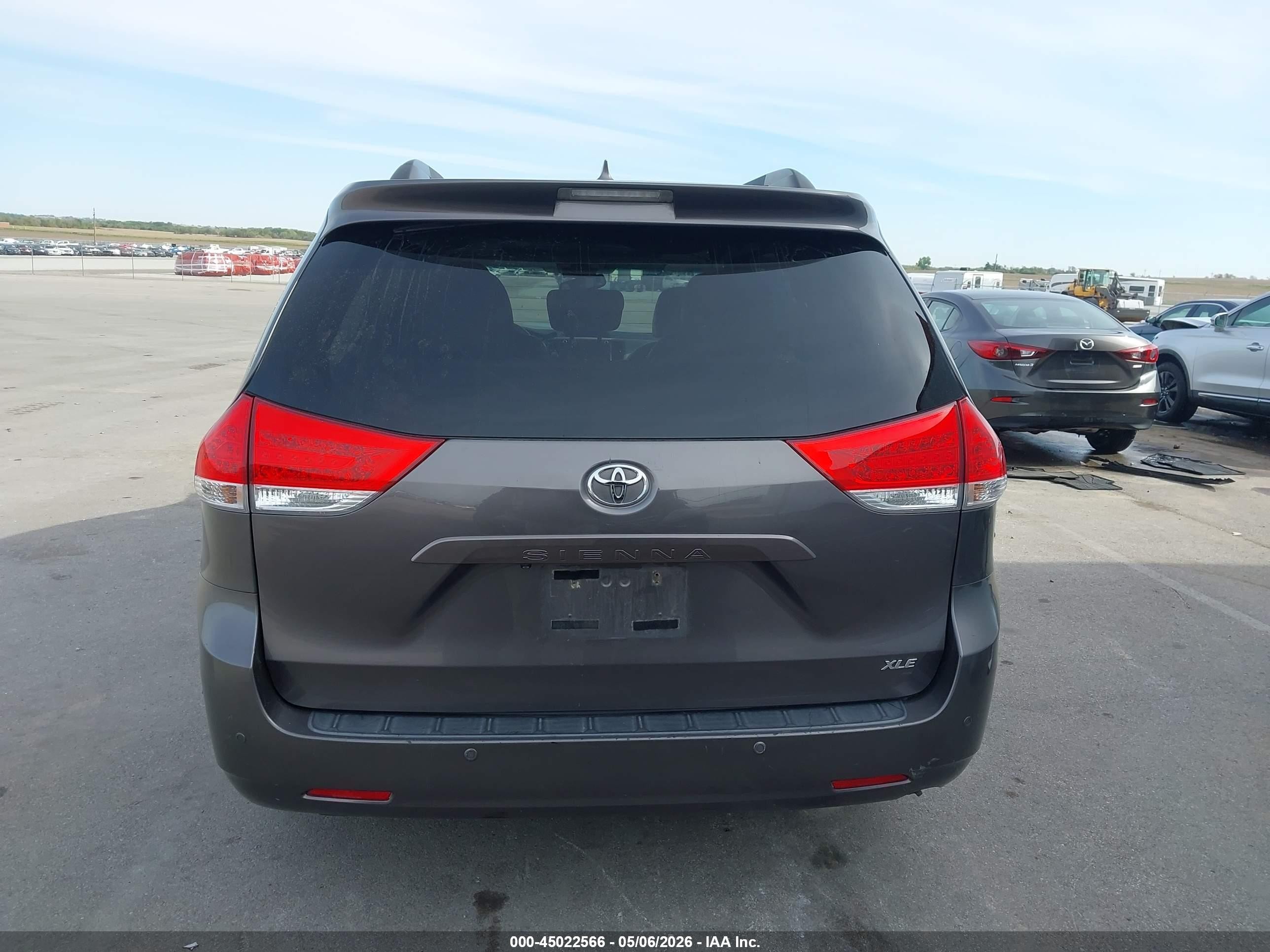 2011 Toyota Sienna Xle V6 Серый vin: 5TDYK3DC3BS027504